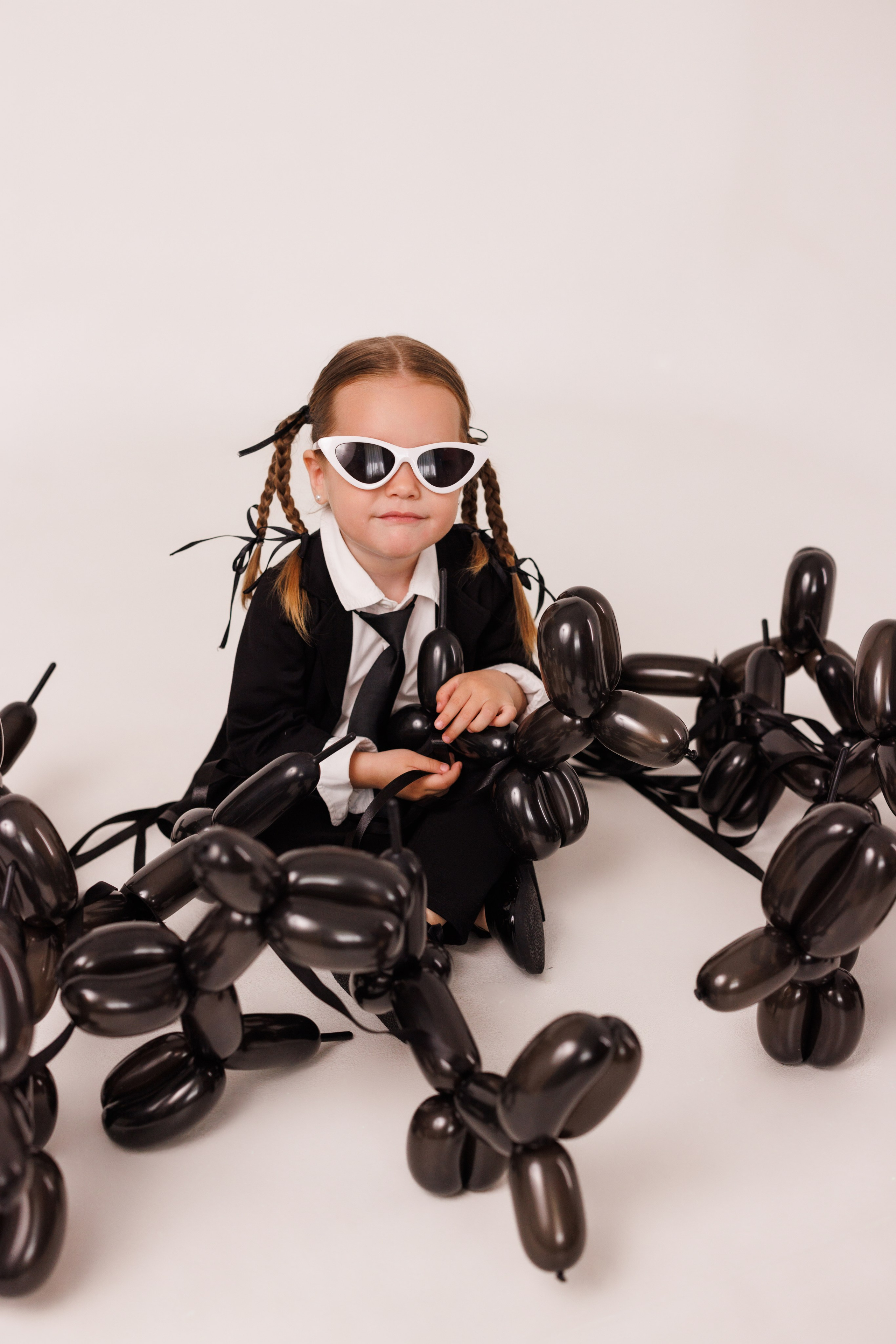 Стильная детская фотосессия с собачками из шариков, для девочек и мальчиков. Семейный и детский фотограф в Краснодаре Анна Трашкова