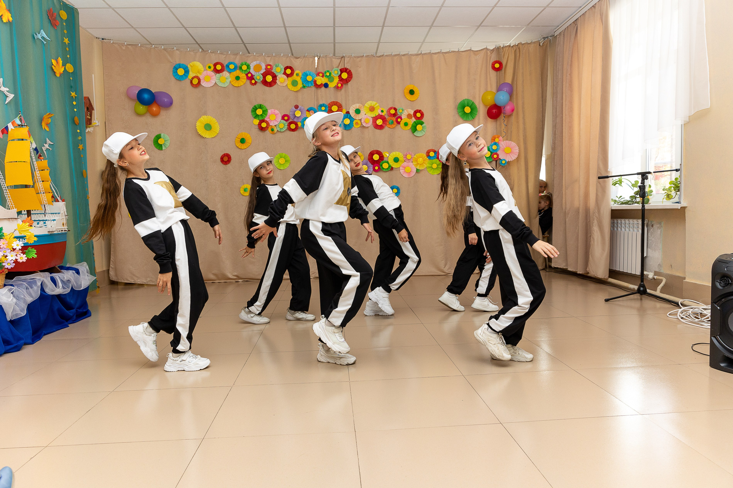 Выступление танцевального коллектива Браво. Выпускные альбомы во Владивостоке