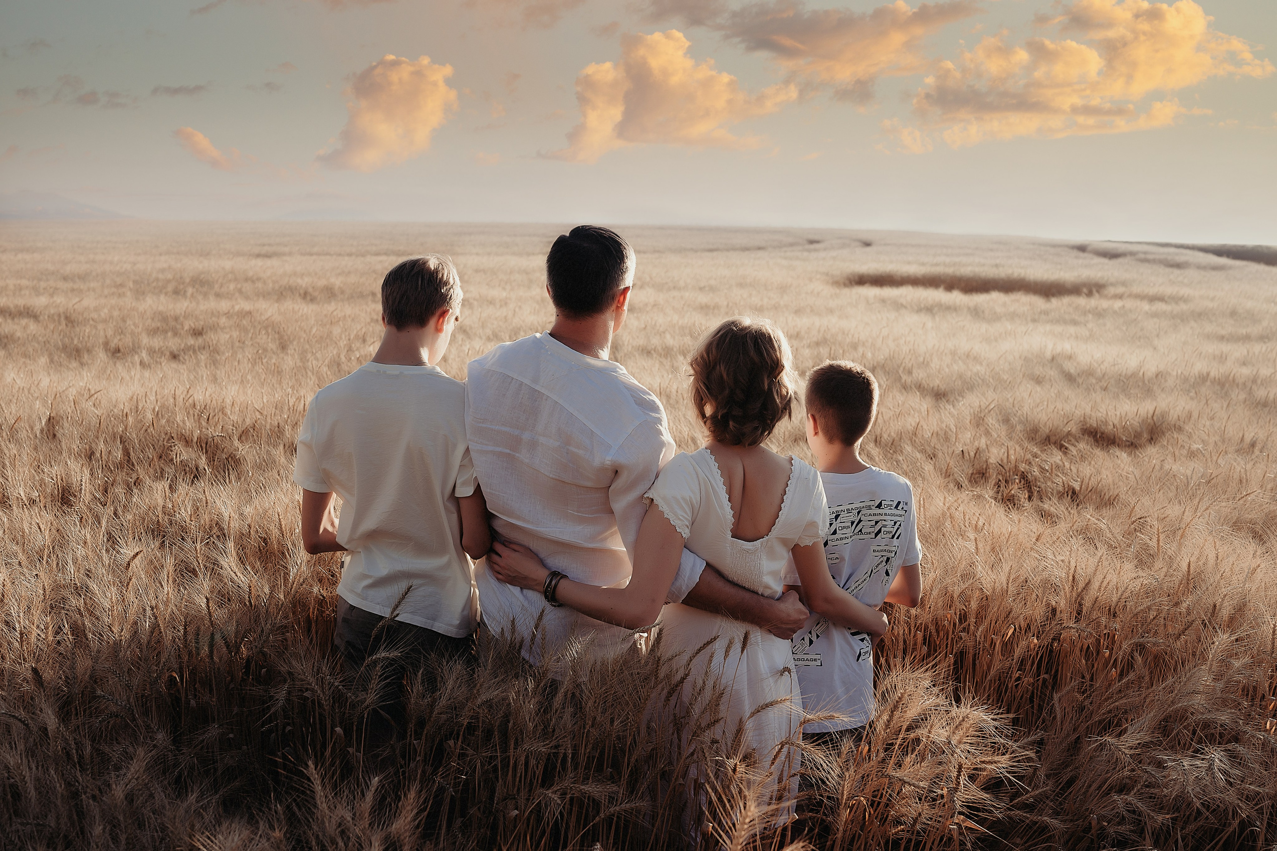 Аксана семейная в поле. Семейный фотограф, женский фототерапевт