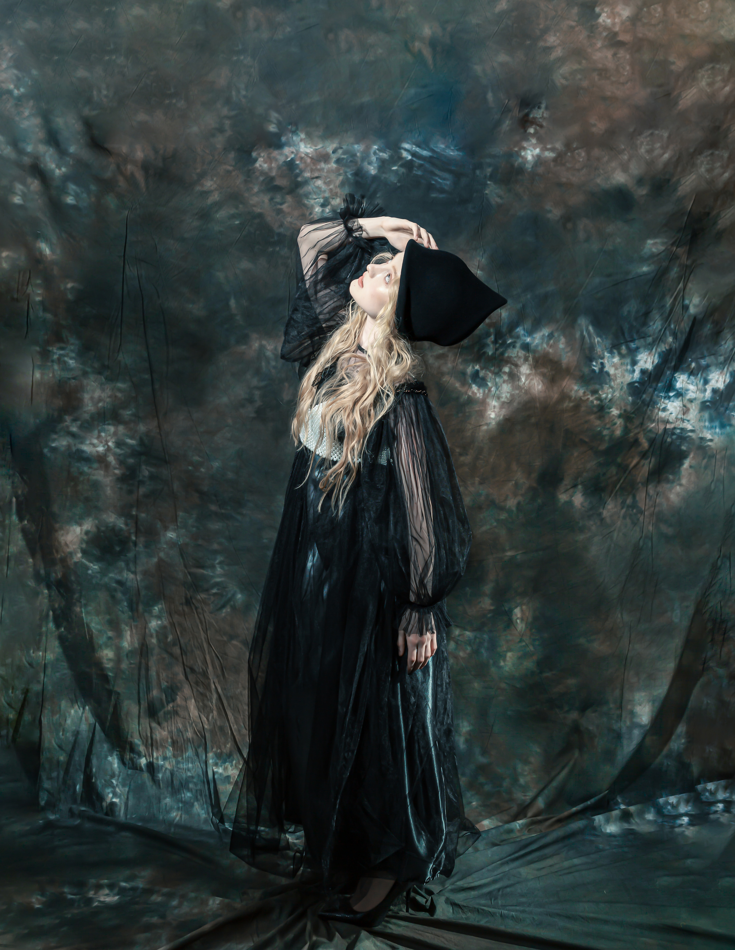 Фотопроект студия, тёмный фон. Портретный и семейный фотограф в Москве Владимир Крылаев