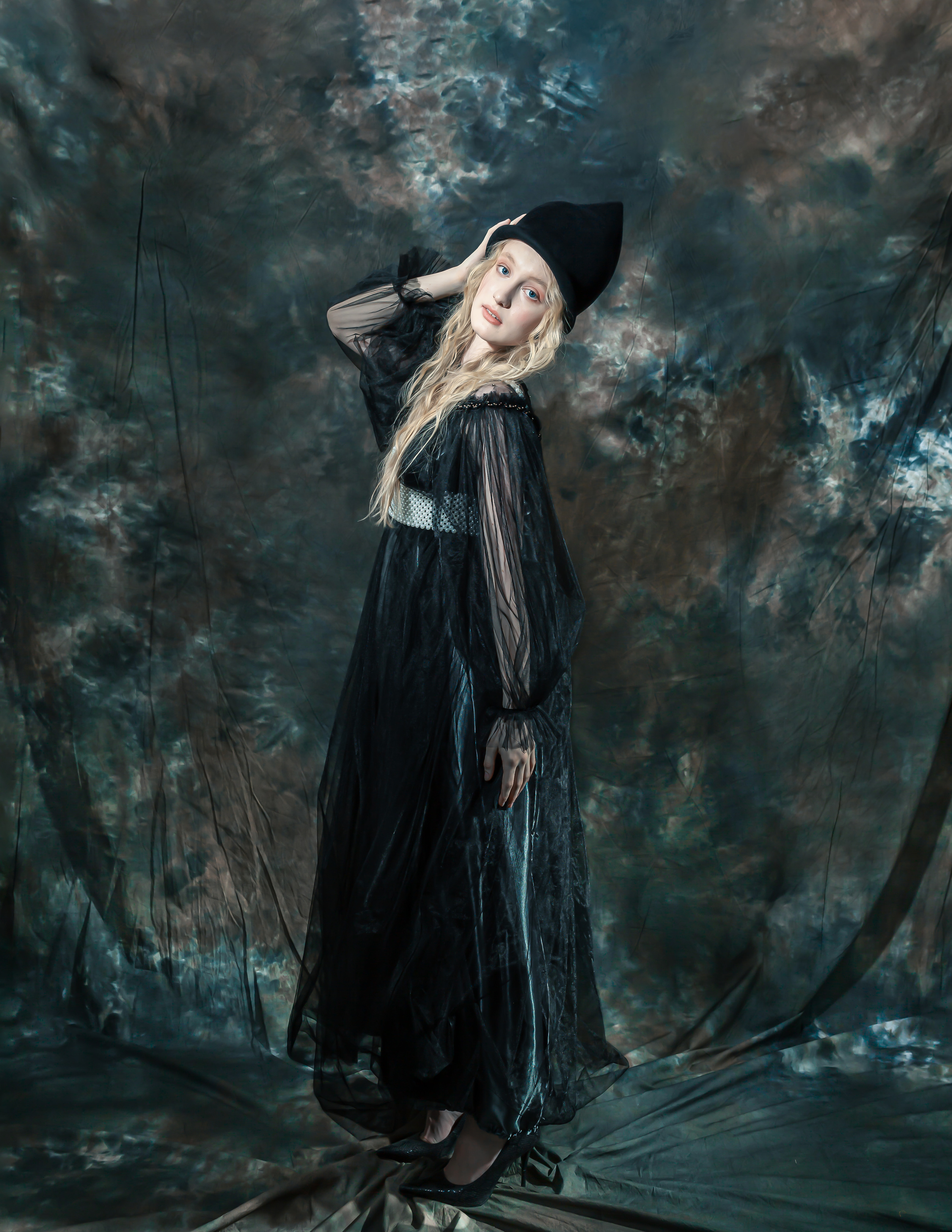 Фотопроект студия, тёмный фон. Портретный и семейный фотограф в Москве Владимир Крылаев