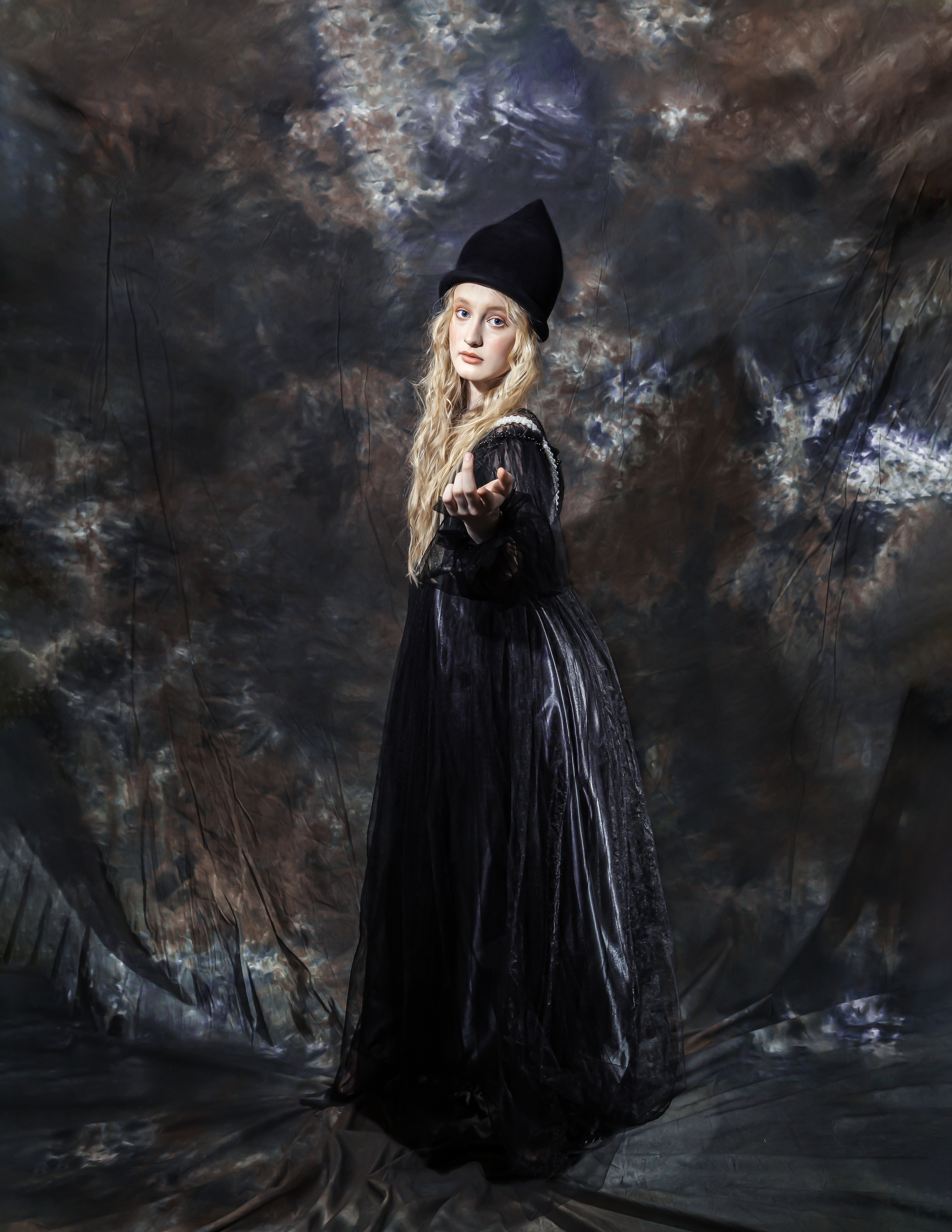 Фотопроект студия, тёмный фон. Портретный и семейный фотограф в Москве Владимир Крылаев