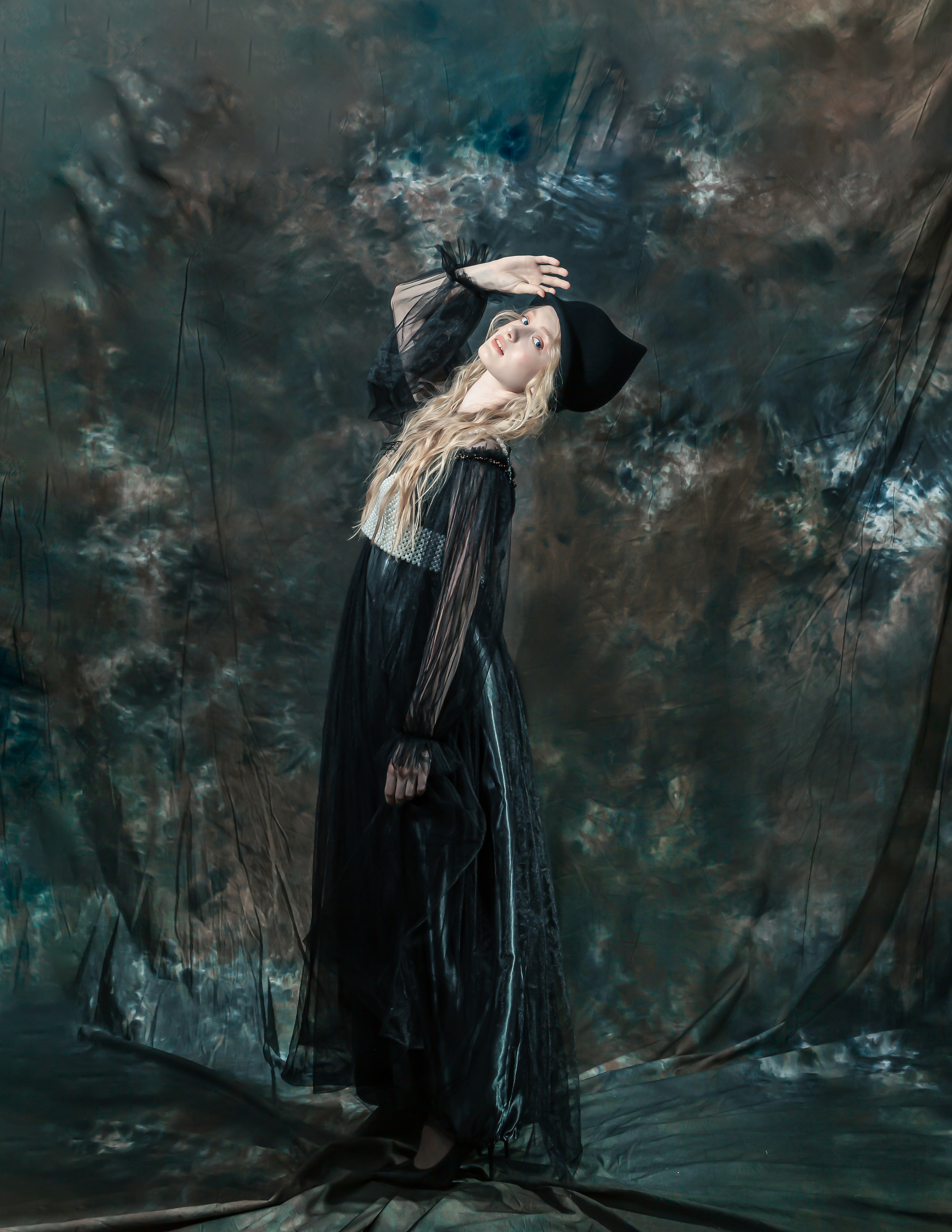 Фотопроект студия, тёмный фон. Портретный и семейный фотограф в Москве Владимир Крылаев