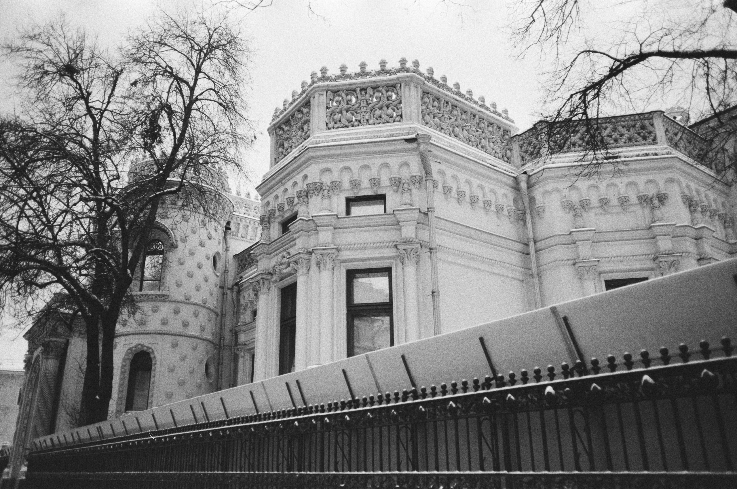 Воздвиженка / Voigtlander Bessa-T — Ultron 28 mm f2 / Fomapan 400 BW