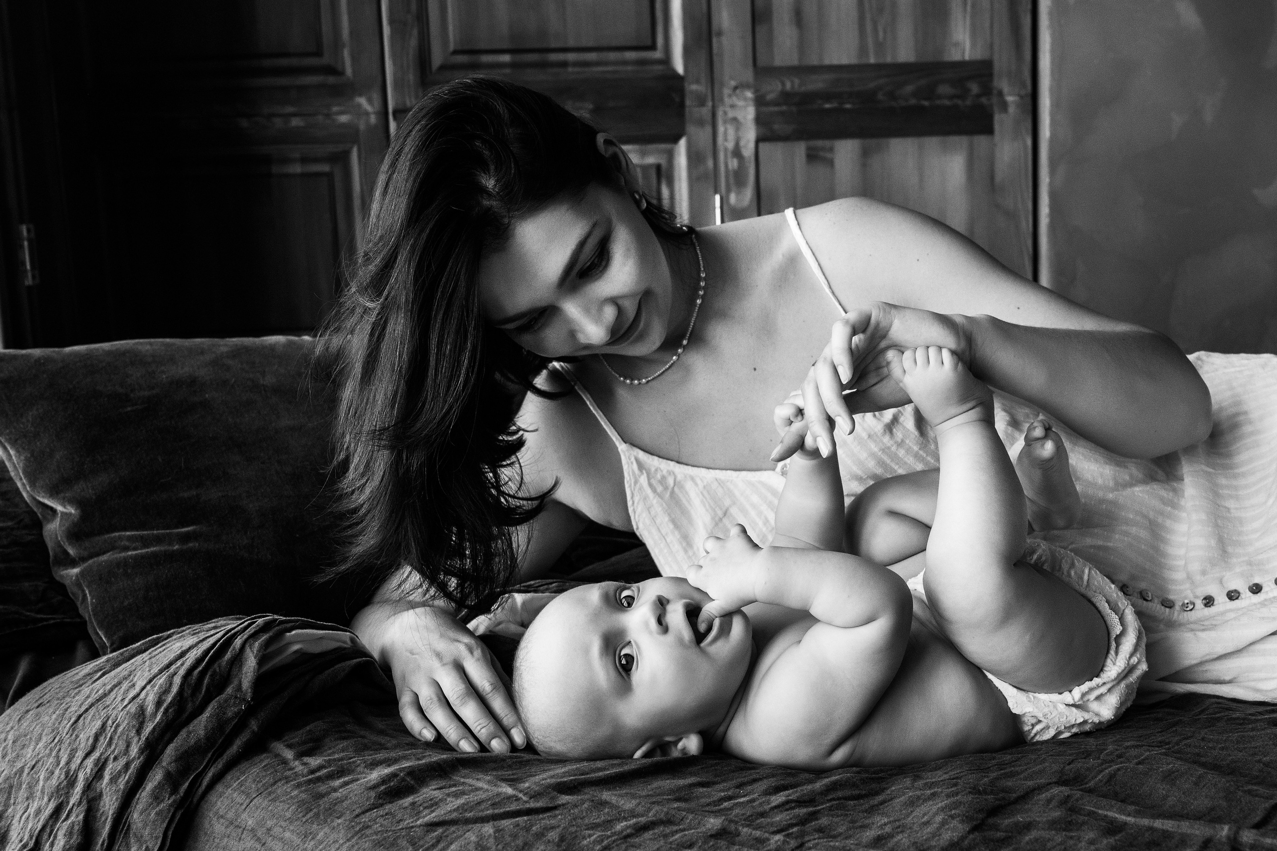 Мама и малыш в фотостудии. Фотограф новорожденных малышей в Санкт-Петербурге