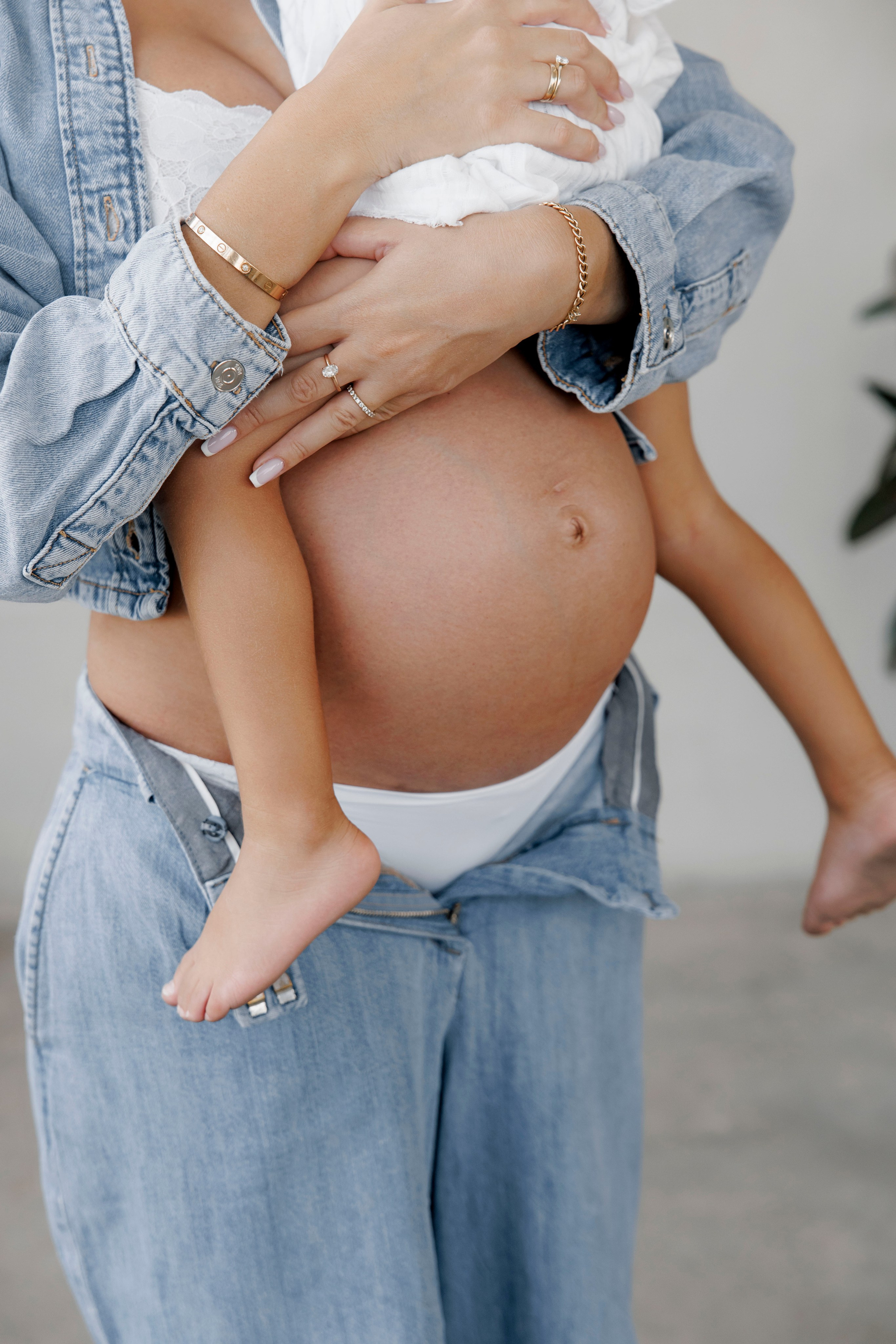 Pregnancy photoshoot inside the studio in Tel Aviv. Главная