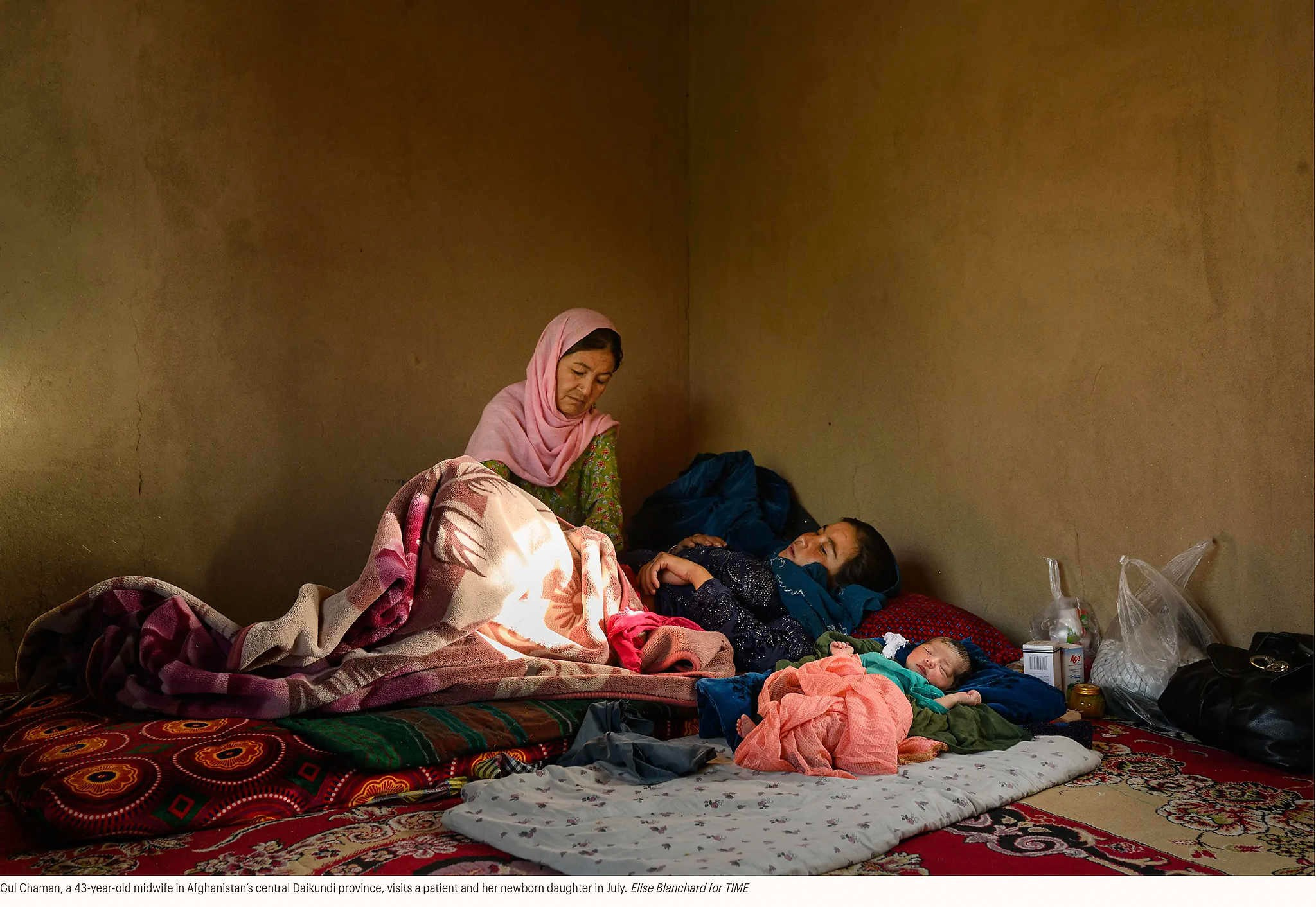 Гул Чаман, 43-летняя акушерка из центральной афганской провинции Дайкунди, в июле навещает пациентку и её новорождённую дочь.Элиз Бланшар для TIME