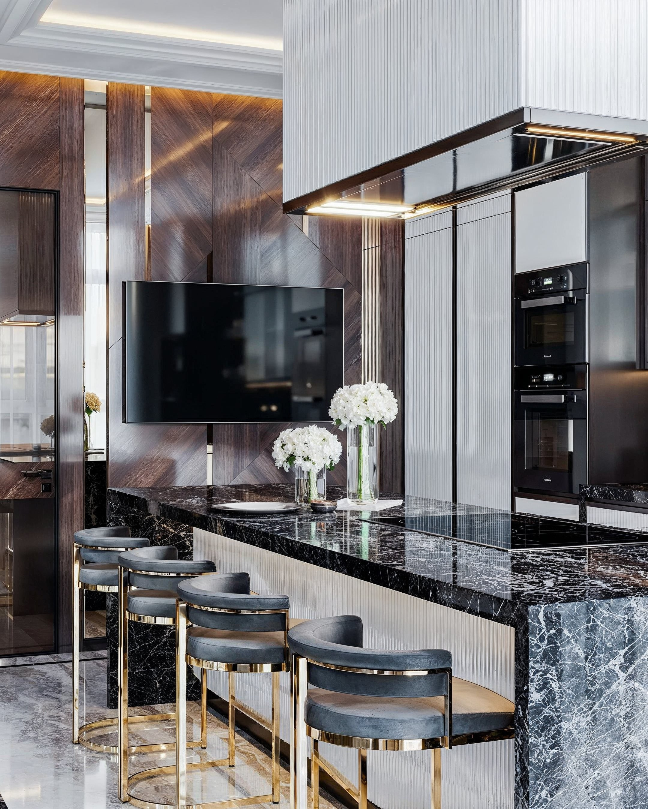 Современная кухня с темными фасадами, мраморной столешницей и барными стульями — проект Валерии Котович