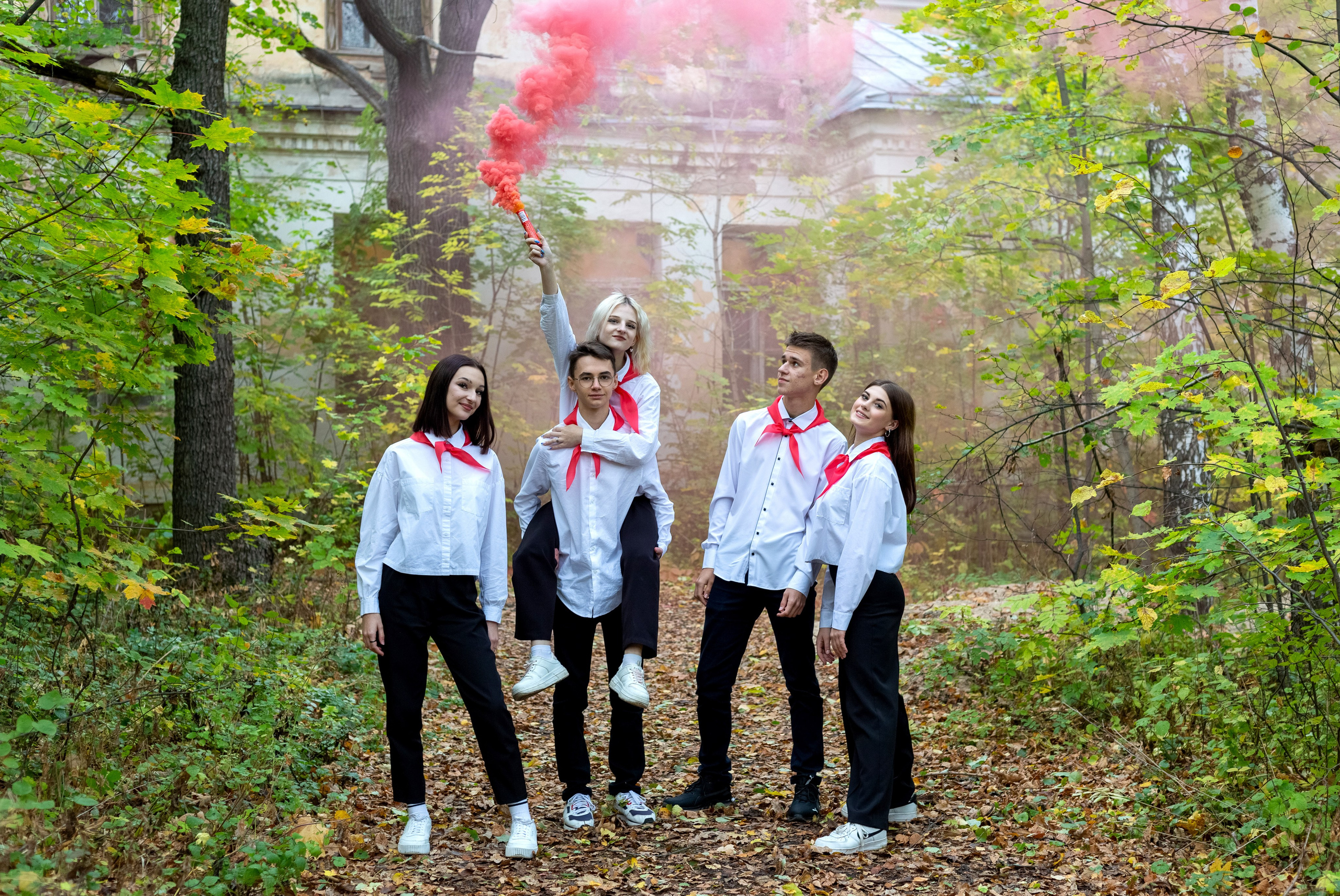 Пионеры заброшенная лесная школа, 9Б — школа 92. Выпускные альбомы Воронеж от Веры Соколовой