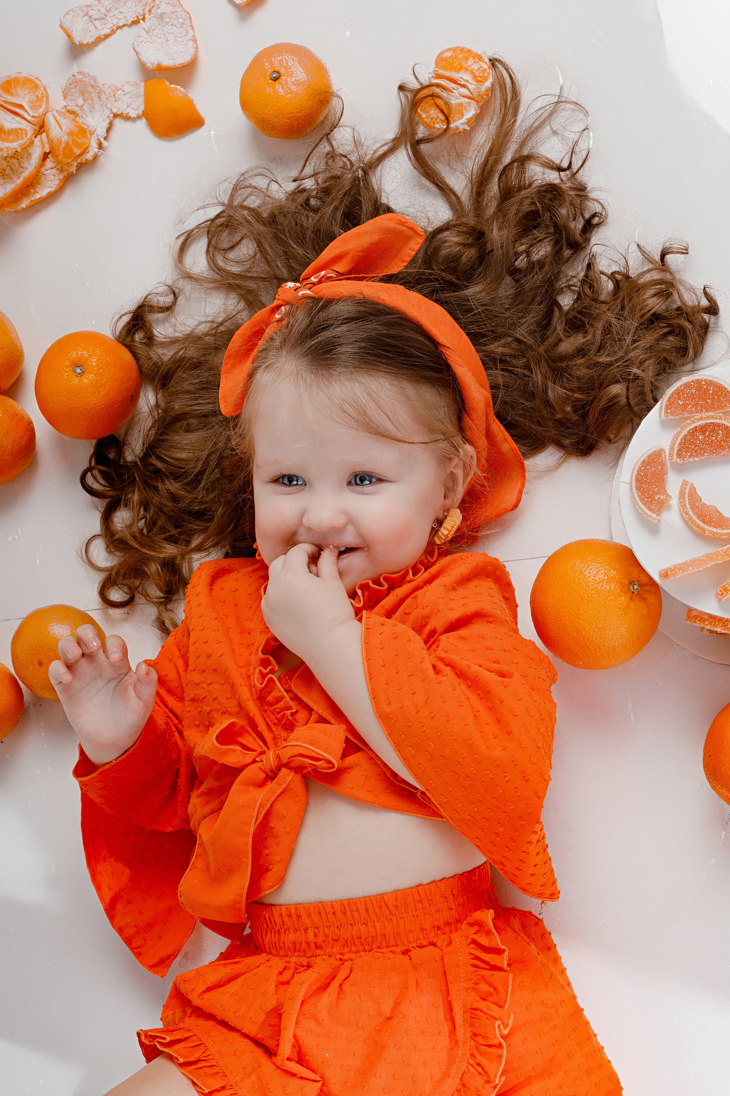 Детская фотосессия с мандаринами в студии в Сочи. Детский студийный фотограф Сочи