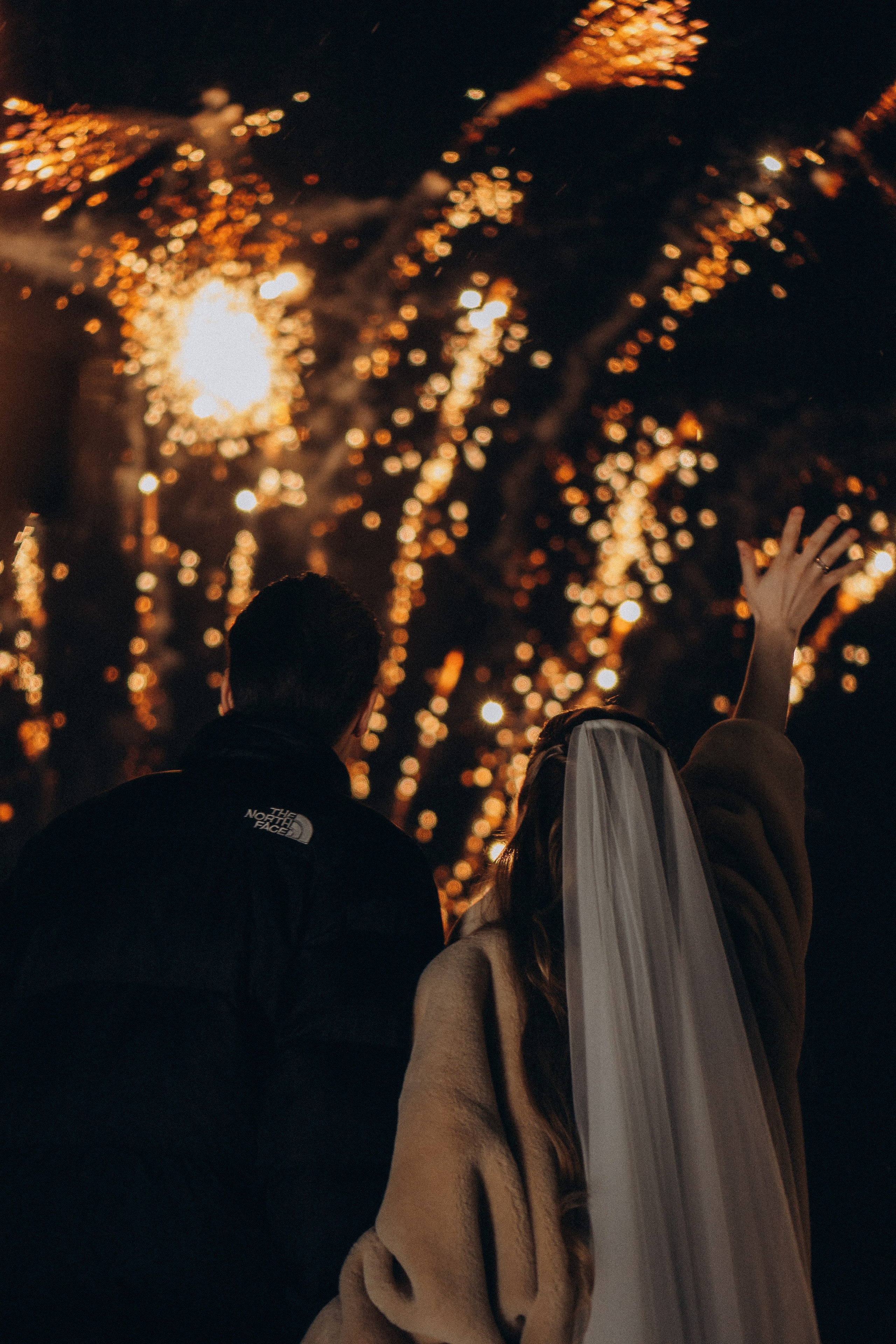 САЛЮТ НА СВАДЕБНОЙ ЦЕРЕМОНИИ (СНЯТО В СИБИРЕ В НИЖНЕВАРТОВСКЕ). Профессиональный фотограф, Санкт-Петербург — Виктория Богомолова