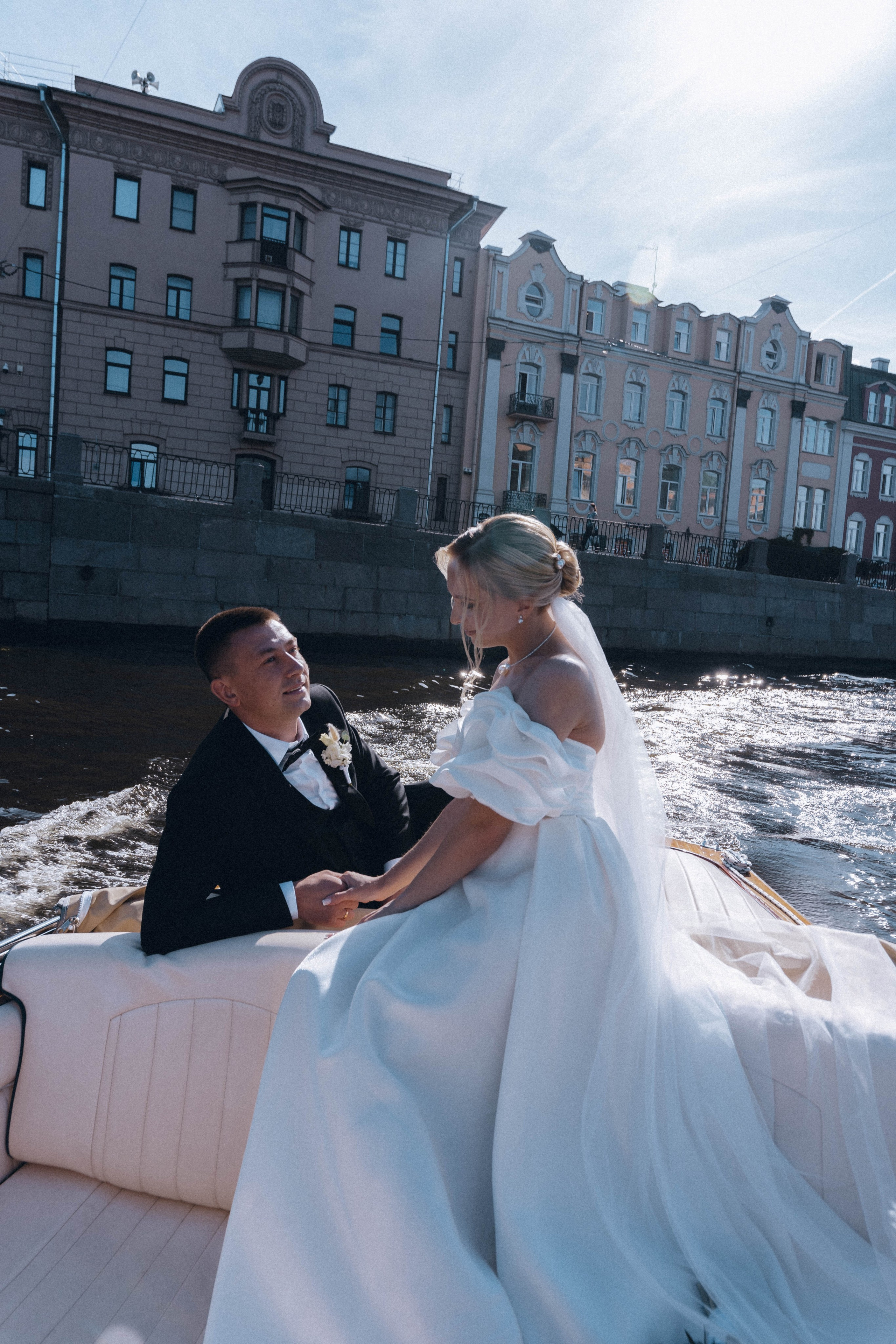 СВАДЕНБНАЯ СЬЕМКА НА КАТЕРЕ ПО КАНАЛАМ САНКТ-ПЕТЕРБУРГА И В АКВАТОРИИ НЕВЫ. Профессиональный фотограф, Санкт-Петербург — Виктория Богомолова