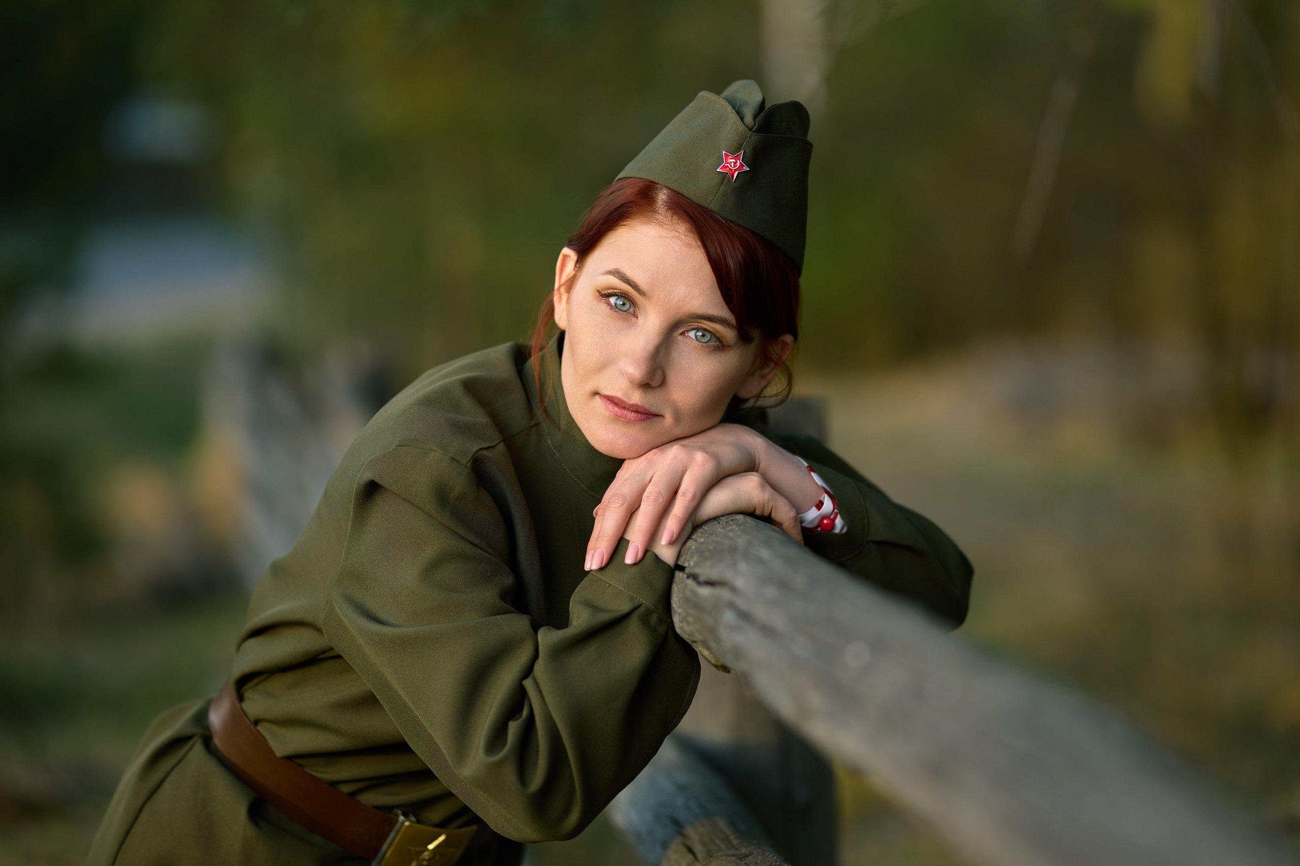 тематическая фотосессия на военную тему, девушка стоит  оперевшись на забор