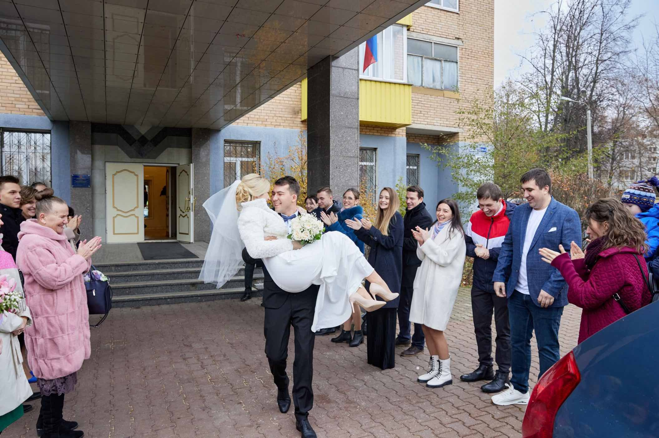 Жених выносит невесту на руках в Мытищах