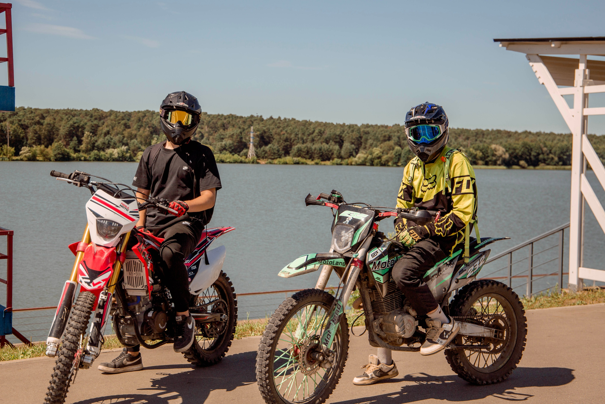 Парни и мотоциклы