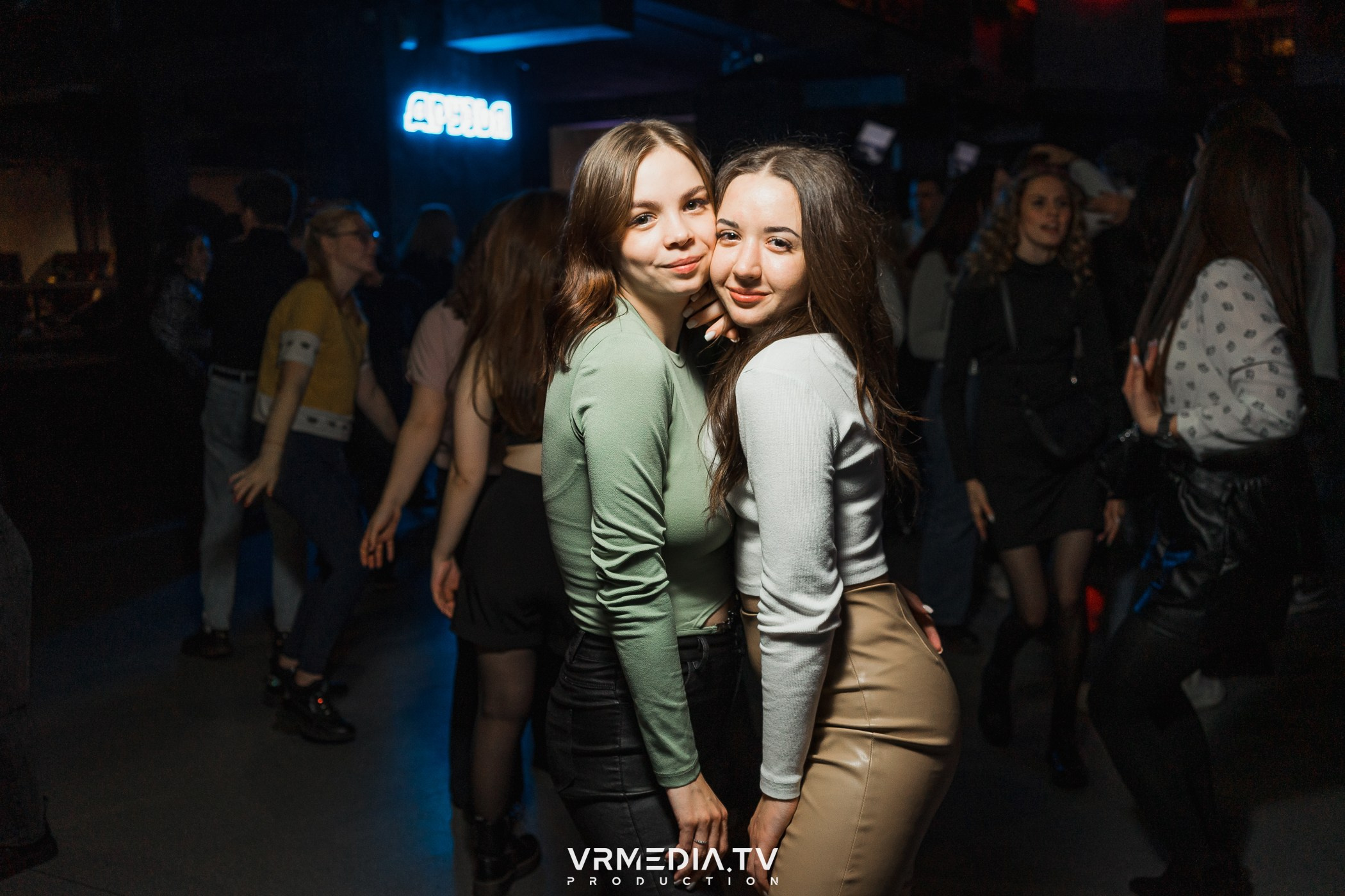 Бумажный дом в баре «Друзья»