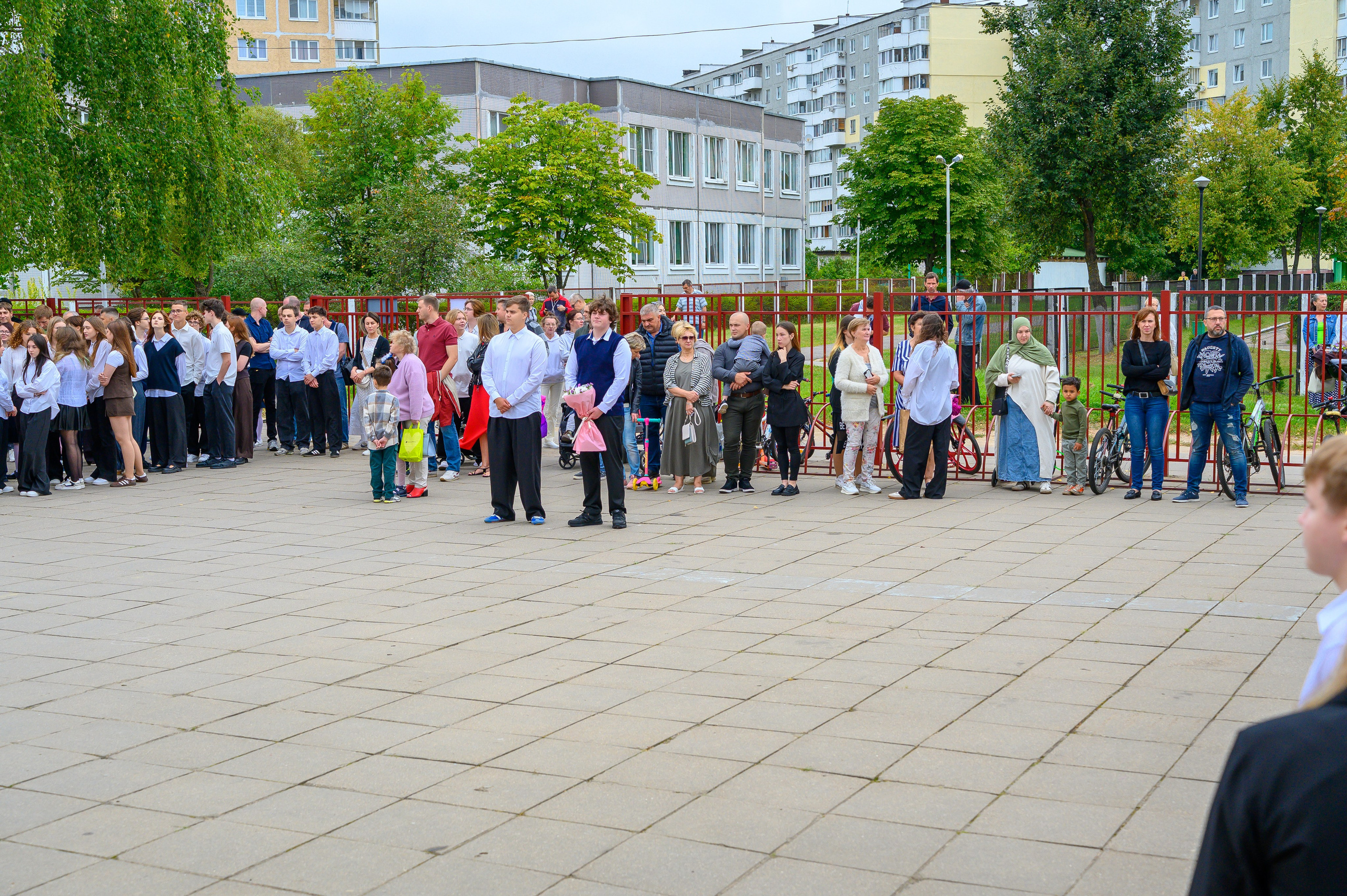 Вот звучит первый звонок, перед этим долгое приготовление к новому этапу в жизни, Яромир идет в школу. Фотоуслуги, услуги фотографа, фотографирование важных событий