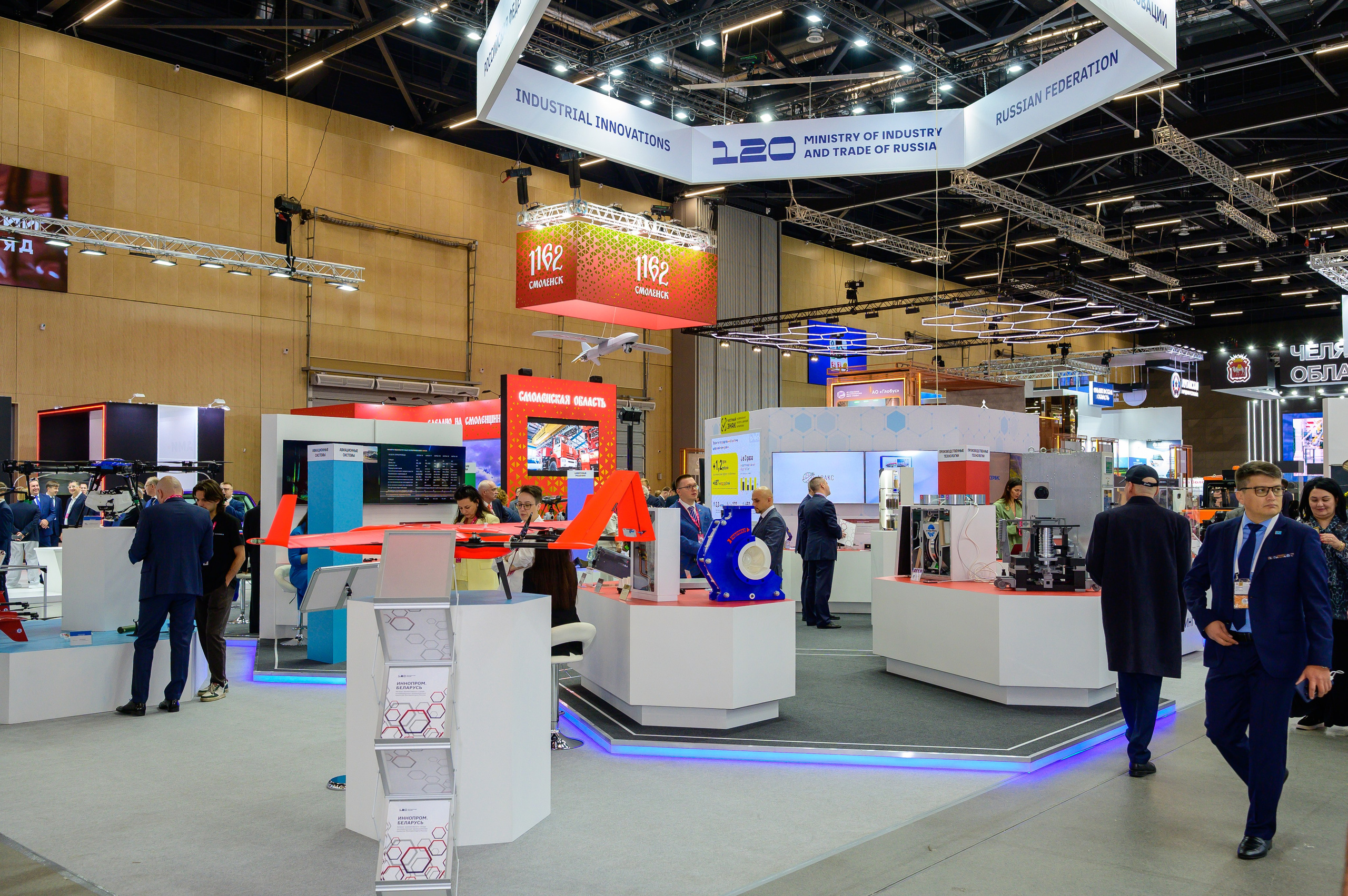«ИННОПРОМ. Беларусь» — это международная промышленная выставка, объединяющая представителей различных отраслей промышленности, инновационных компаний, инвесторов и государственных структур. Это уникальная платформа для обмена опытом, внедрения новых идей и технологий, что способствует повышению актуальности отрасли и развитию сотрудничества между странами.#БольшаяпромышленнаянеделявМинске @belexpo_by@ph.andrey_puhach #bigindustrialweek #bigindustrialwee