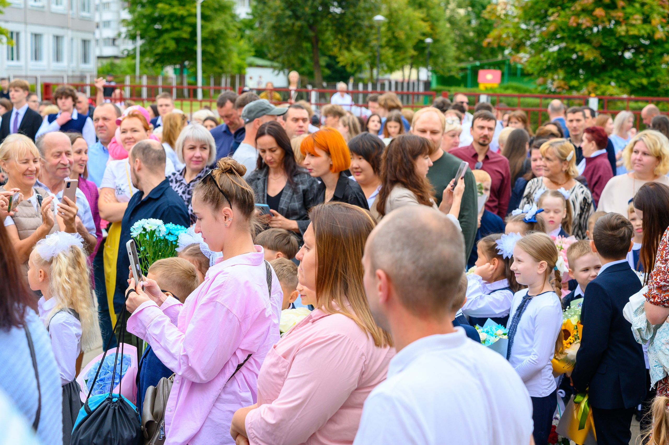 Вот звучит первый звонок, перед этим долгое приготовление к новому этапу в жизни, Яромир идет в школу. Фотоуслуги, услуги фотографа, фотографирование важных событий