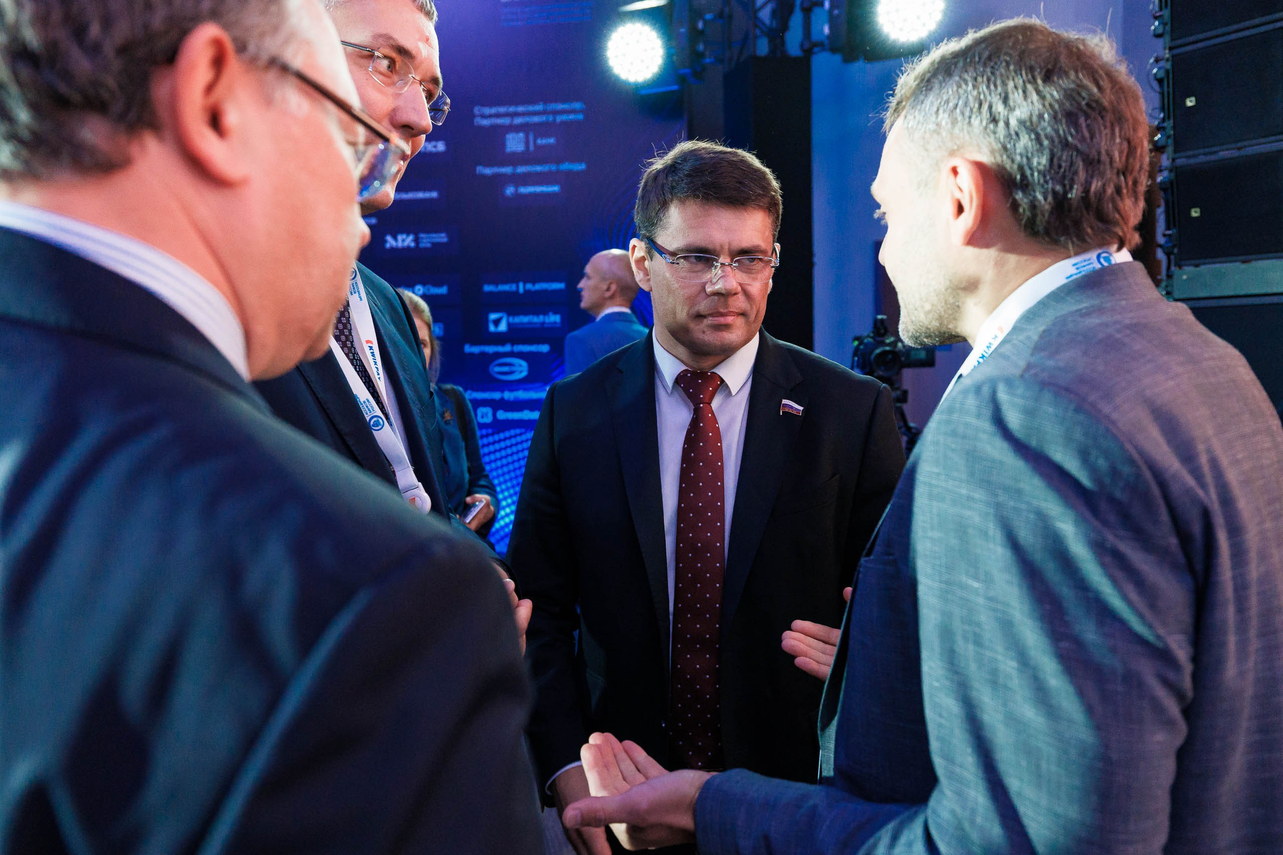 Групповая фотография спикеров форума, профессиональные портреты