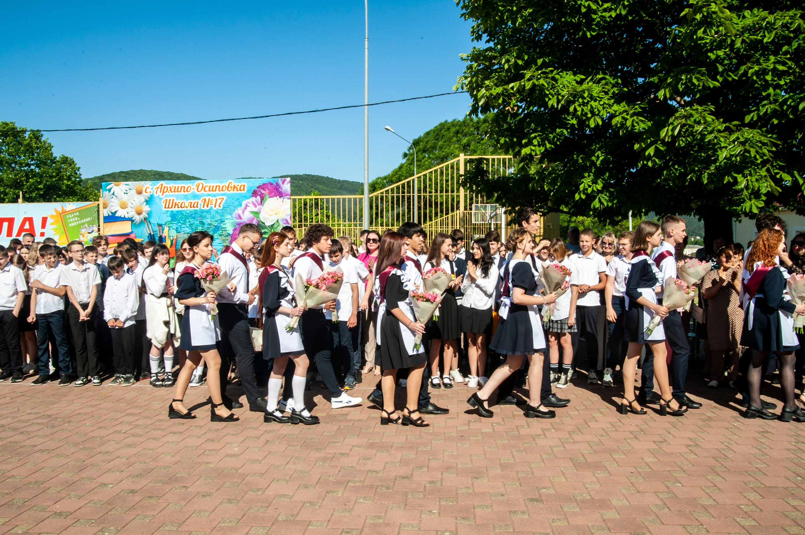 Последний Звонок МАОУ СОШ № 17 им. Эдуарда Есаяна — Архипо-Осиповка. Свадебный и семейный фотограф Денис Лукьянов в Краснодаре, Краснодарском крае и Республике Крым