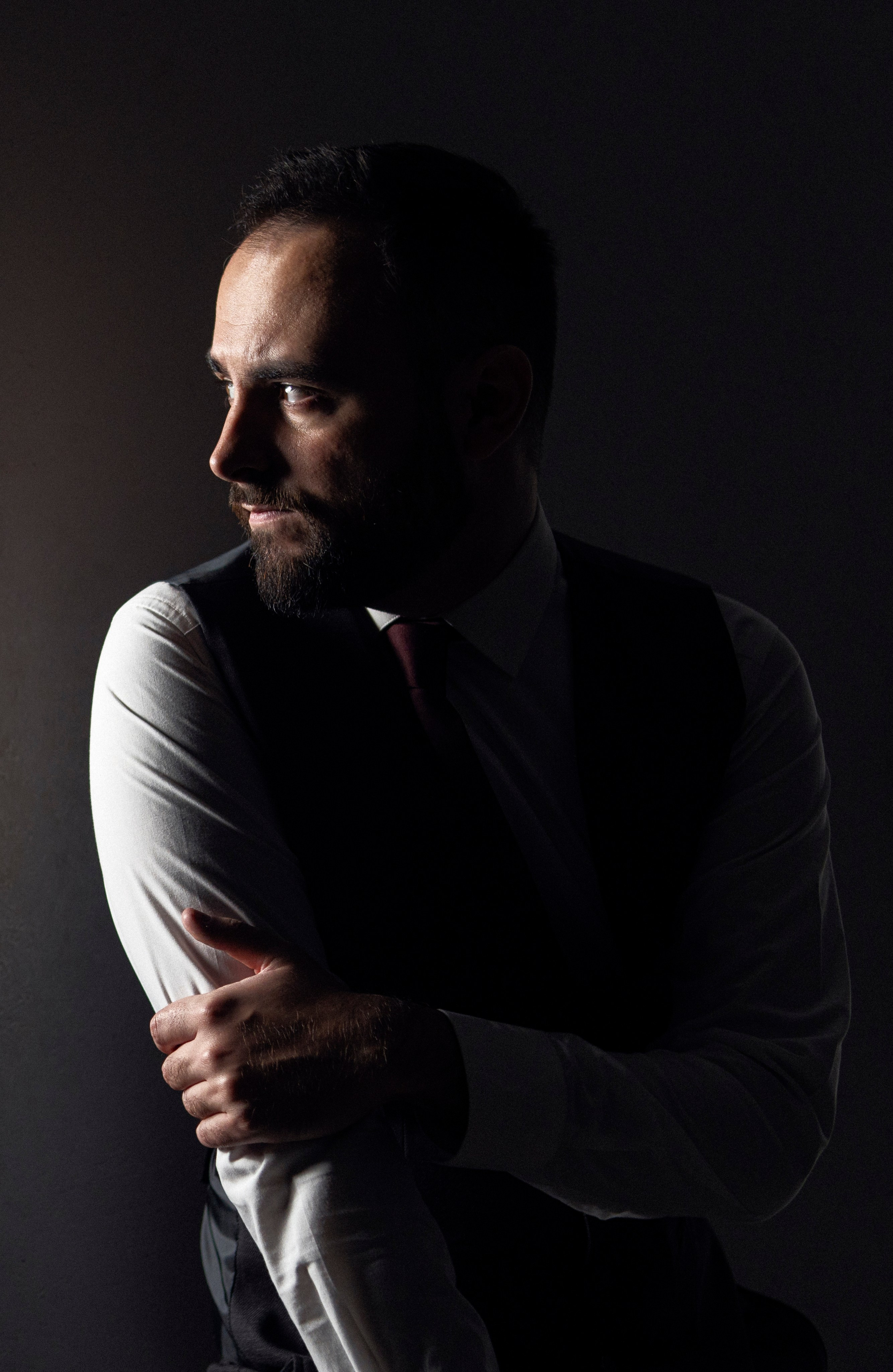 фотограф в стиле нуар, фотограф с острым взглядом на детали, кинематографичная атмосфера на фотографии, крутой фотограф Турция, Аланья фотограф, фотограф с выездом, фотограф с магией чб-конверсии, техническая мастерская в объективе профессионального фотографа, путеводитель по миру форм и линий в фотографии