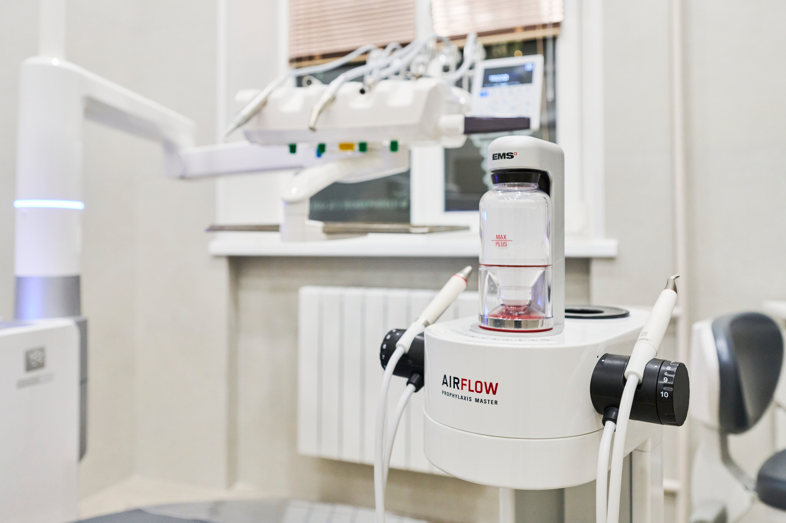 Кабинет лечения: кресло, микроскоп, монитор, белые стены