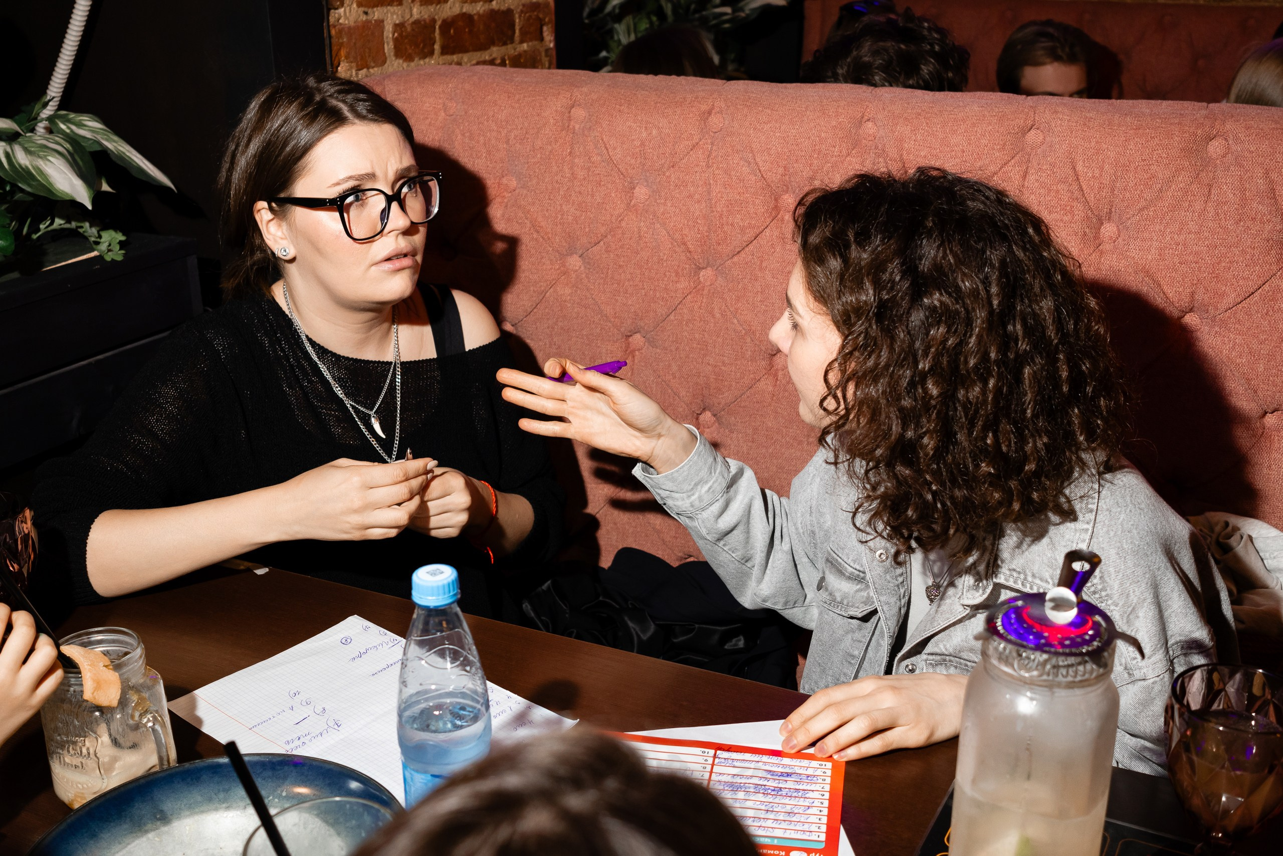 Члены команды квиза обсуждают вопрос