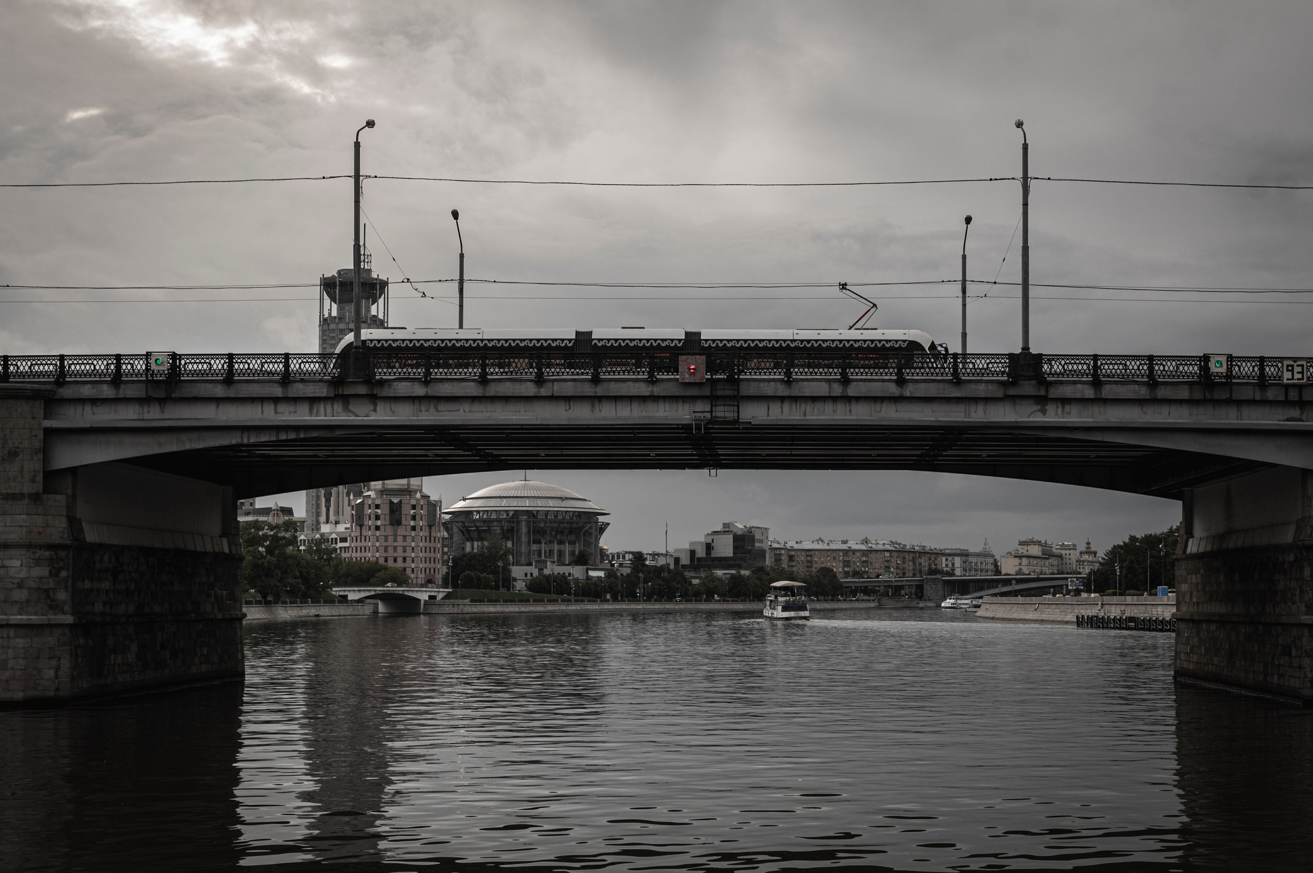 Москва-река. Лето. Яхта. Фотограф Роман Адлер