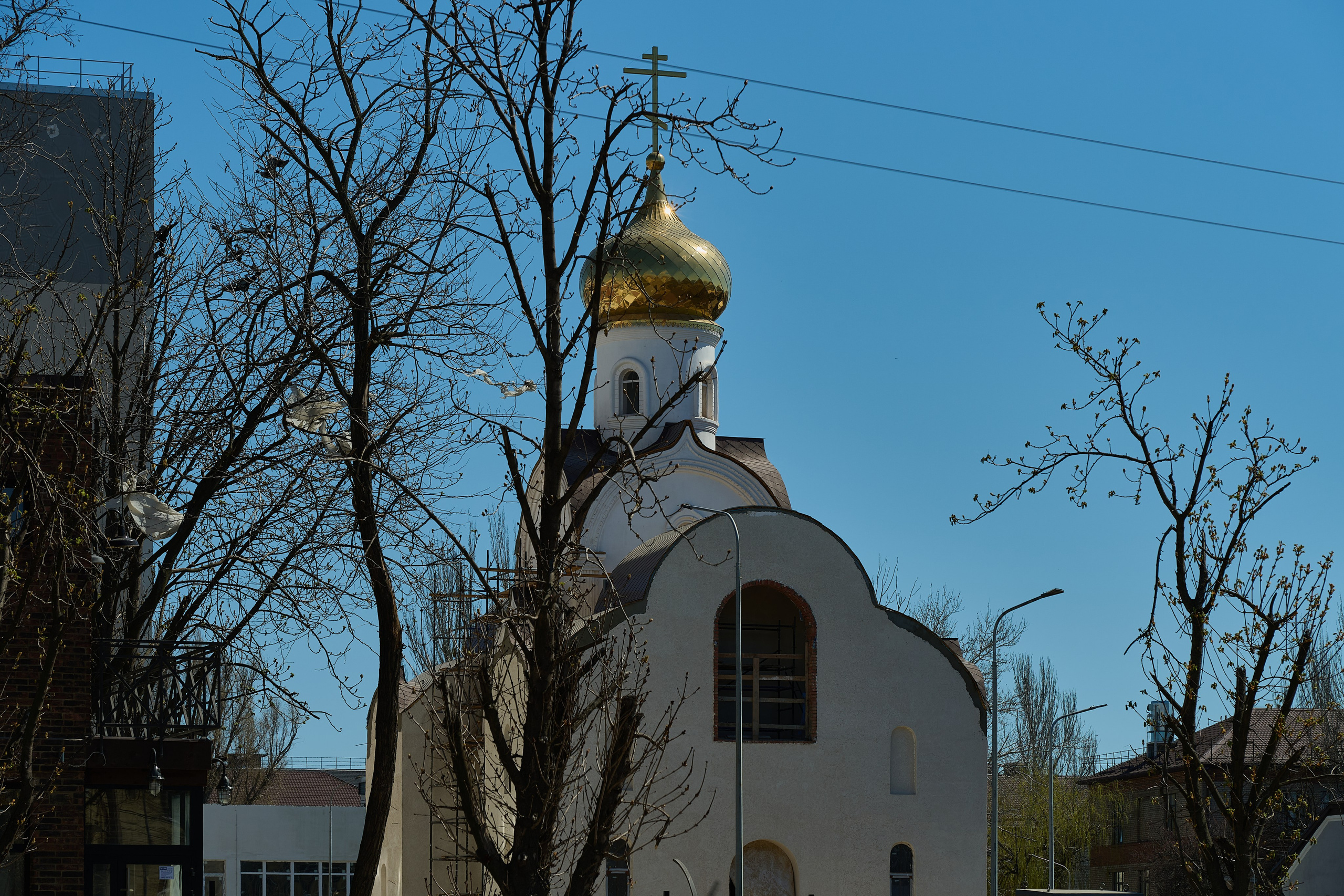 Уличные фотографии Мариуполя. Мариуполь 2024. Весенний Мариуполь. Фотограф Роман Адлер.