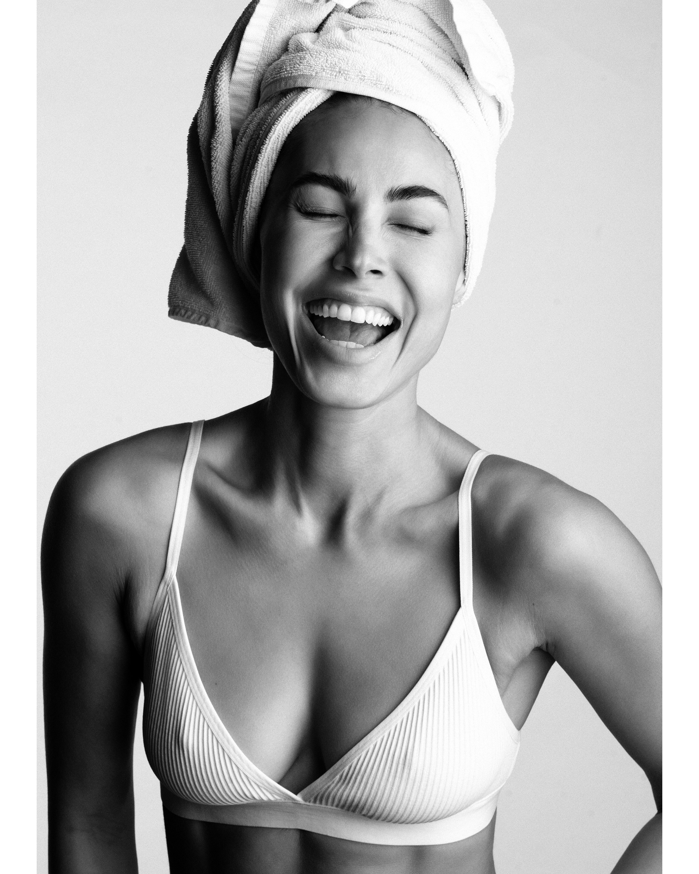 beauty портрет девушки с полотенцем на голове студийная съёмка в Алматы естественные эмоции уход за кожей и lifestyle фотография