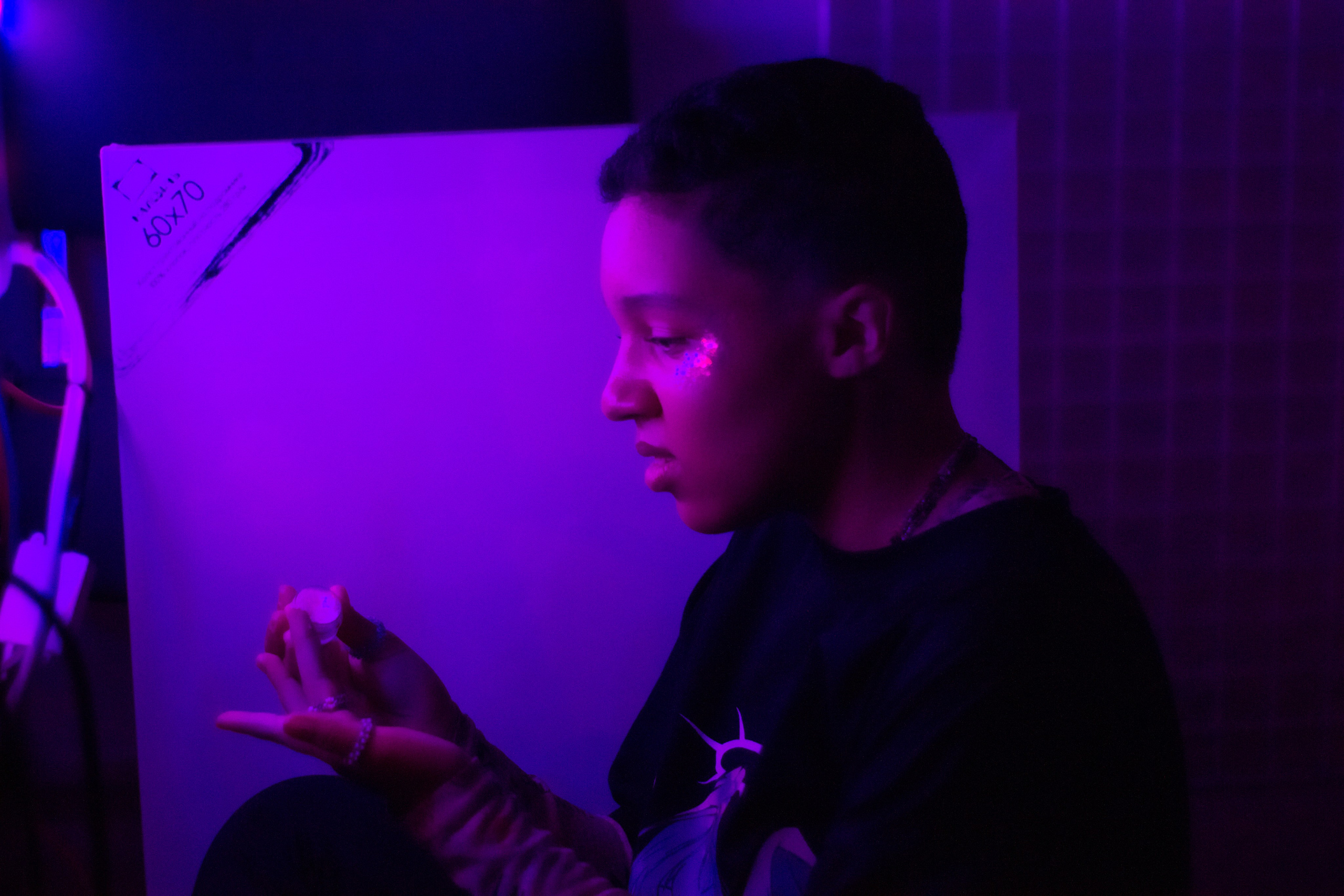 Эстер в неоне. Фотограф и видеограф в Москве Анна Матюхина