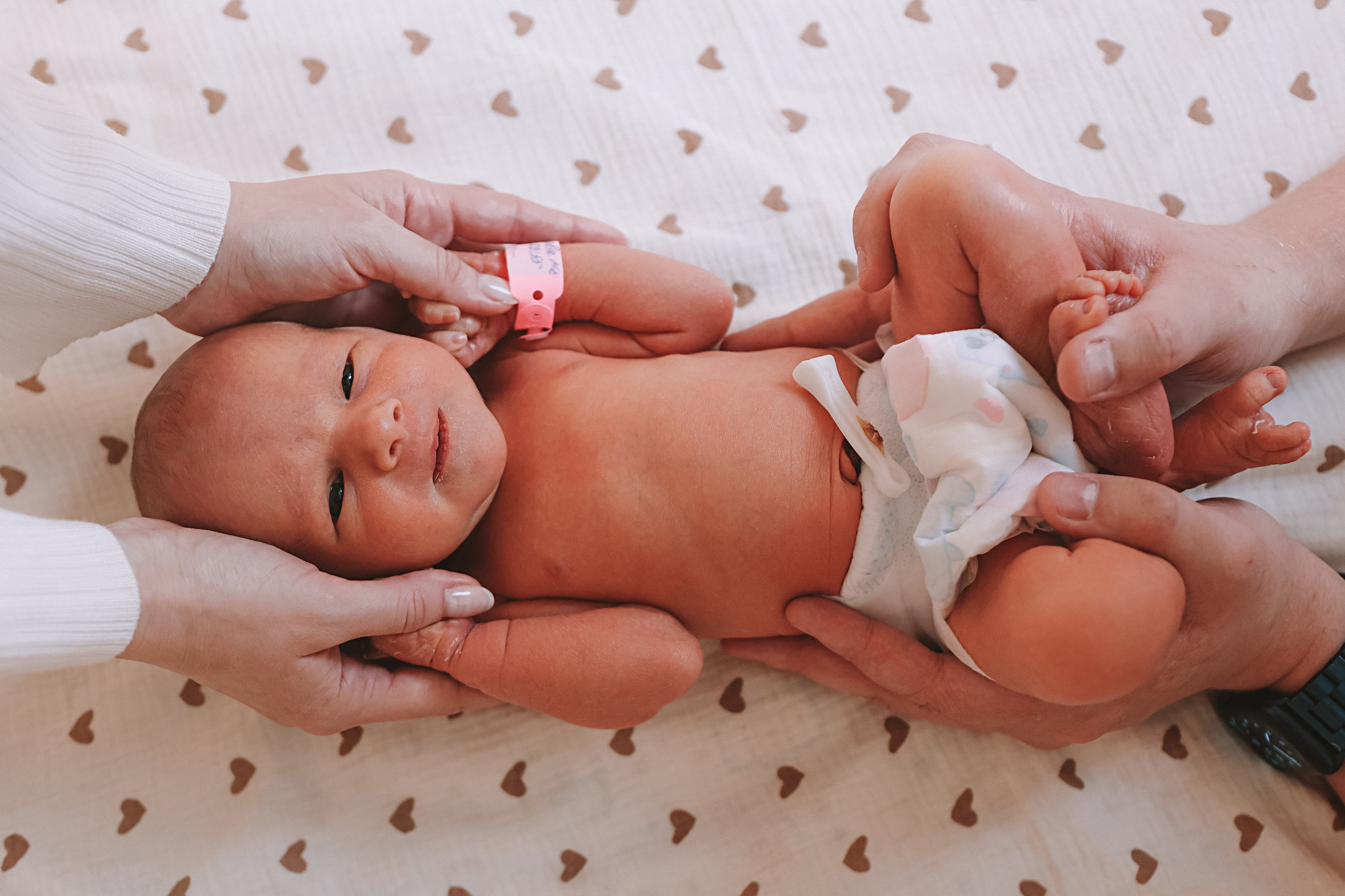 Выписка палата+внизу ПЦЭ. Семейный фотограф Тюмень, фотограф на роды Салмина Мария