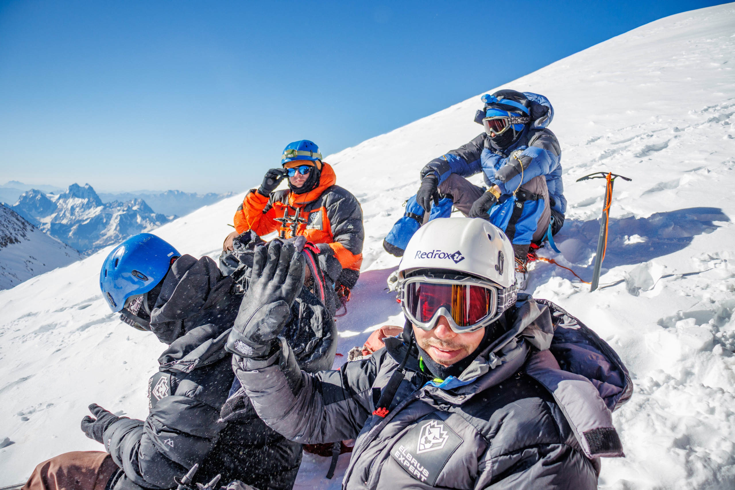 Эльбрус / восхождение. Фотограф на трекинг и восхождение Эльбрус, Приэльбрусье. Елизавета Бобок