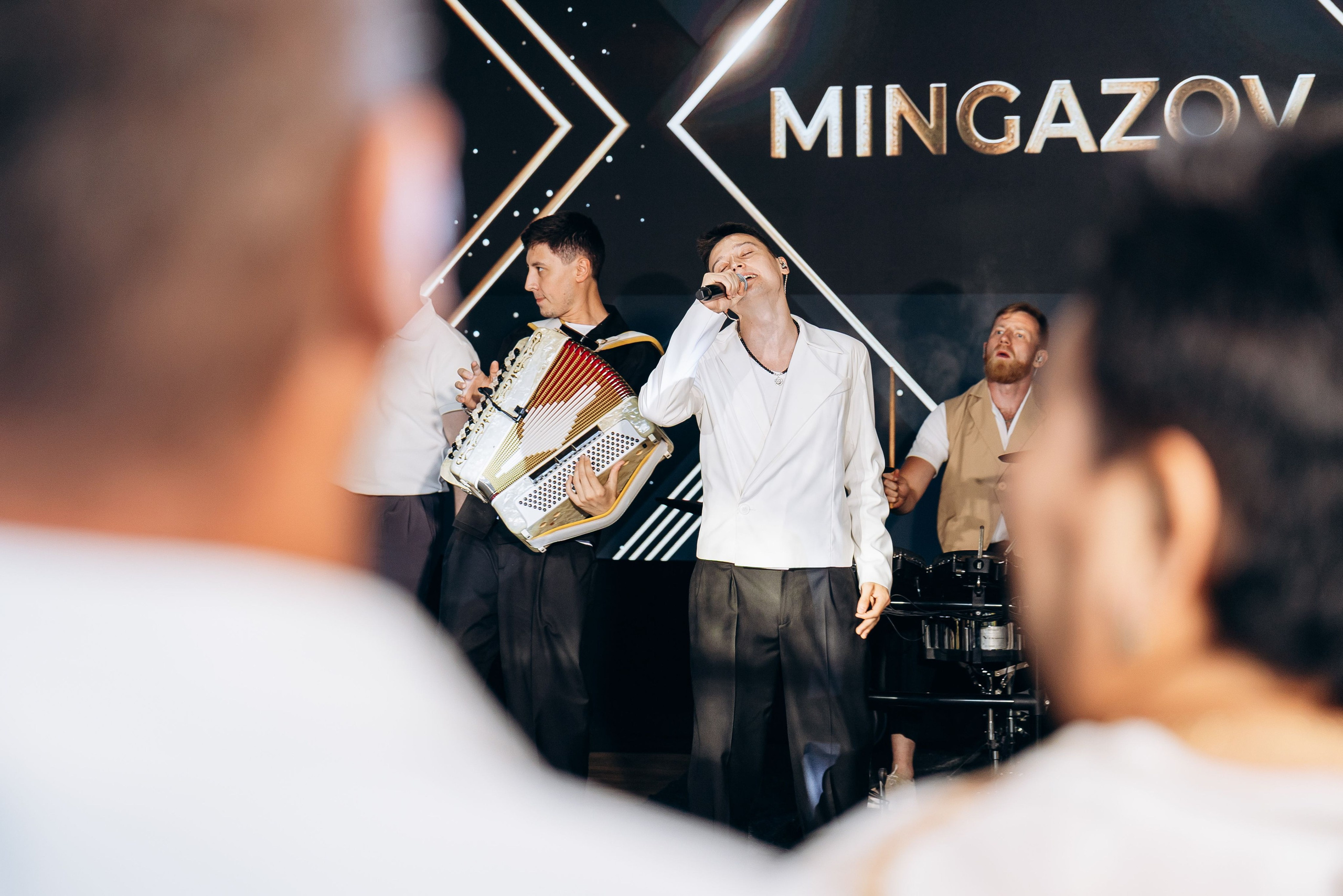 свадебный банкет в Казани.  Татарская кавер-группа MINGAZOV. Площадка Веранда Лес. Свадебный фотограф Казань