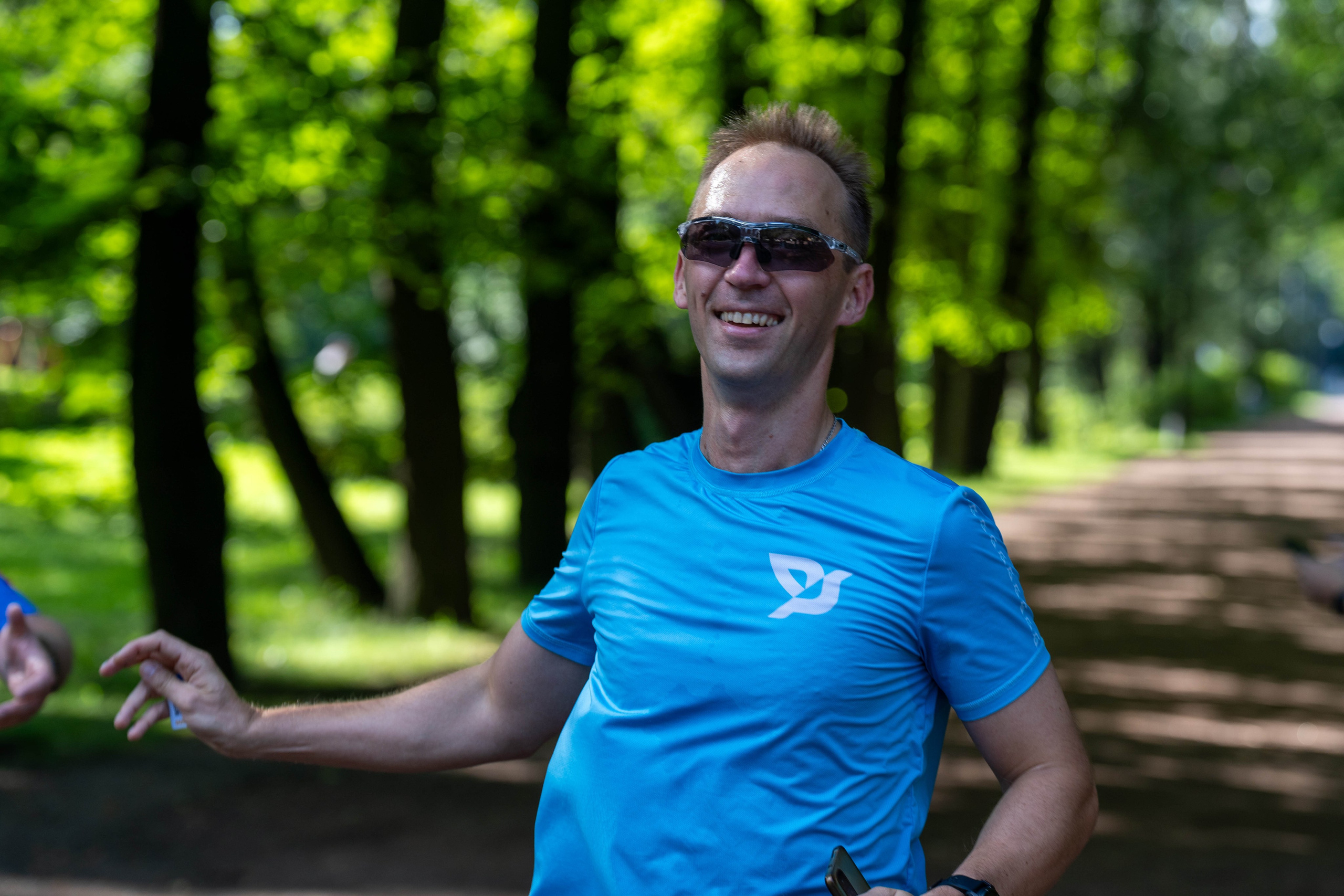 Улыбающийся бегун на еженедельном забеге «5 вёрст» в Парке Победы