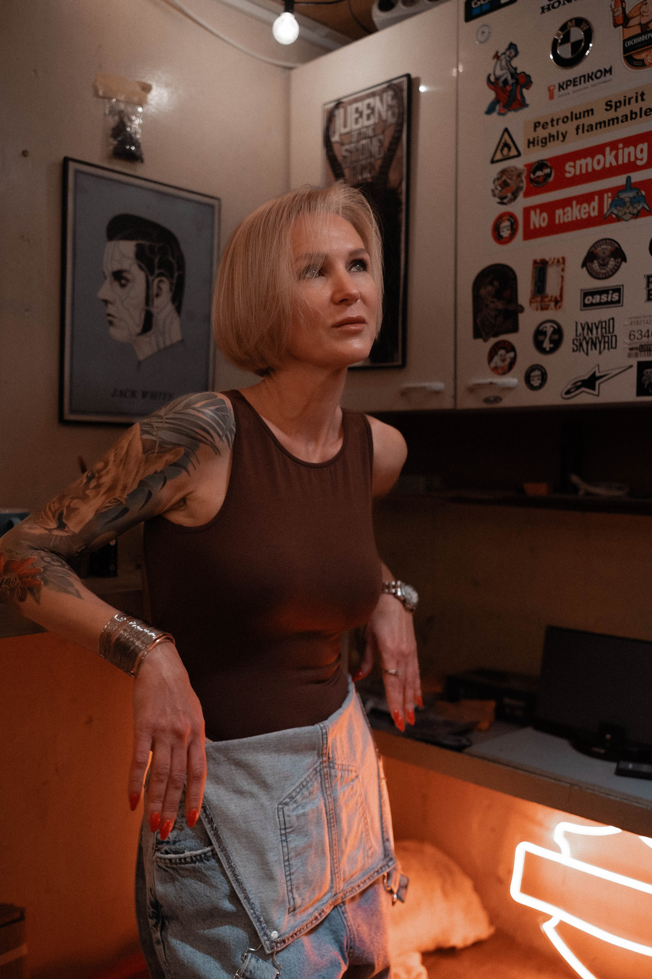 фотосессия девушка в гараже