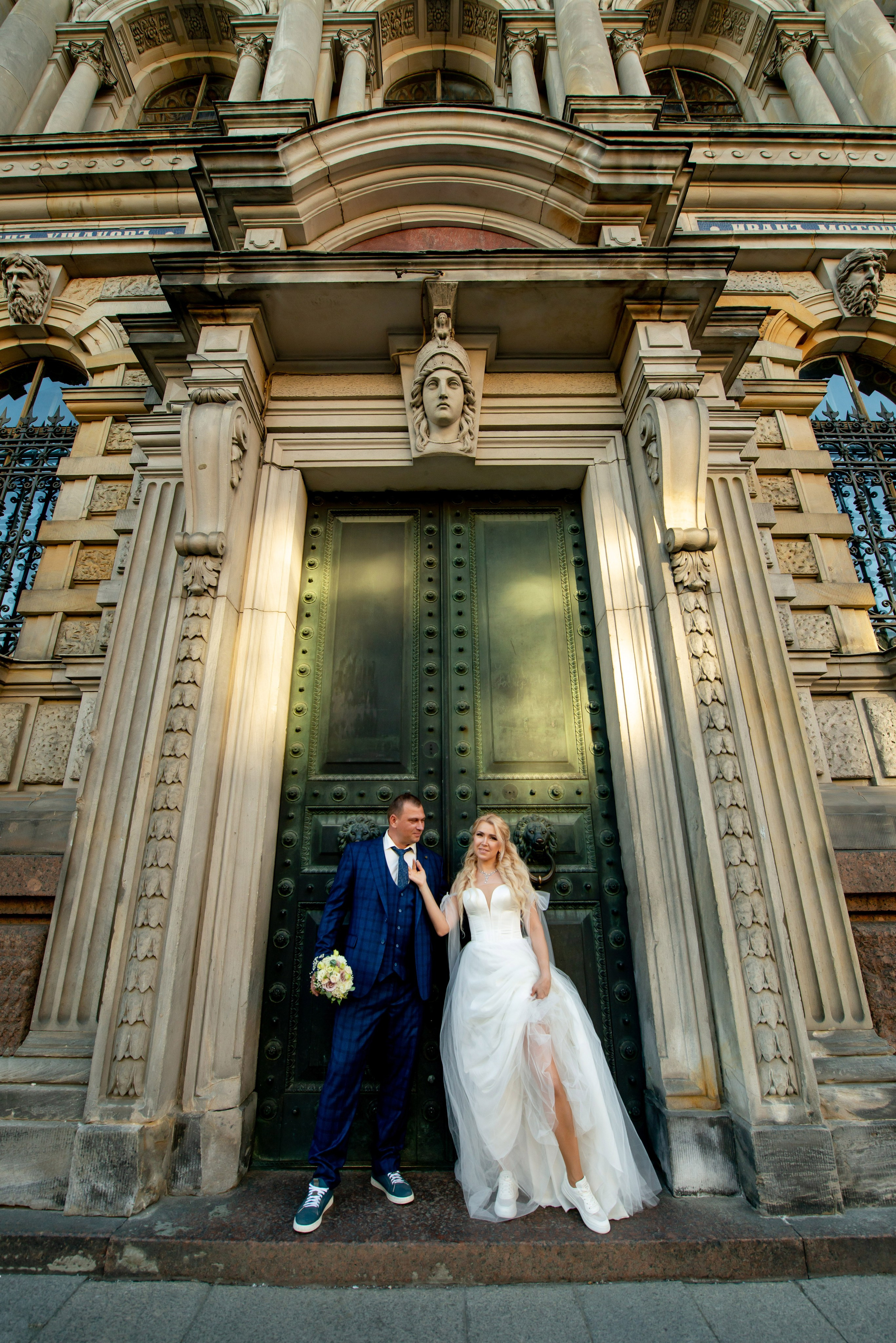 Евгения (фотосессия с малиновым chevrolet camaro, в сирени в Пушкине в Екатерининском парке). Портретный, семейный и свадебный фотограф в Санкт-Петербурге и в Пушкине Ширяев Денис