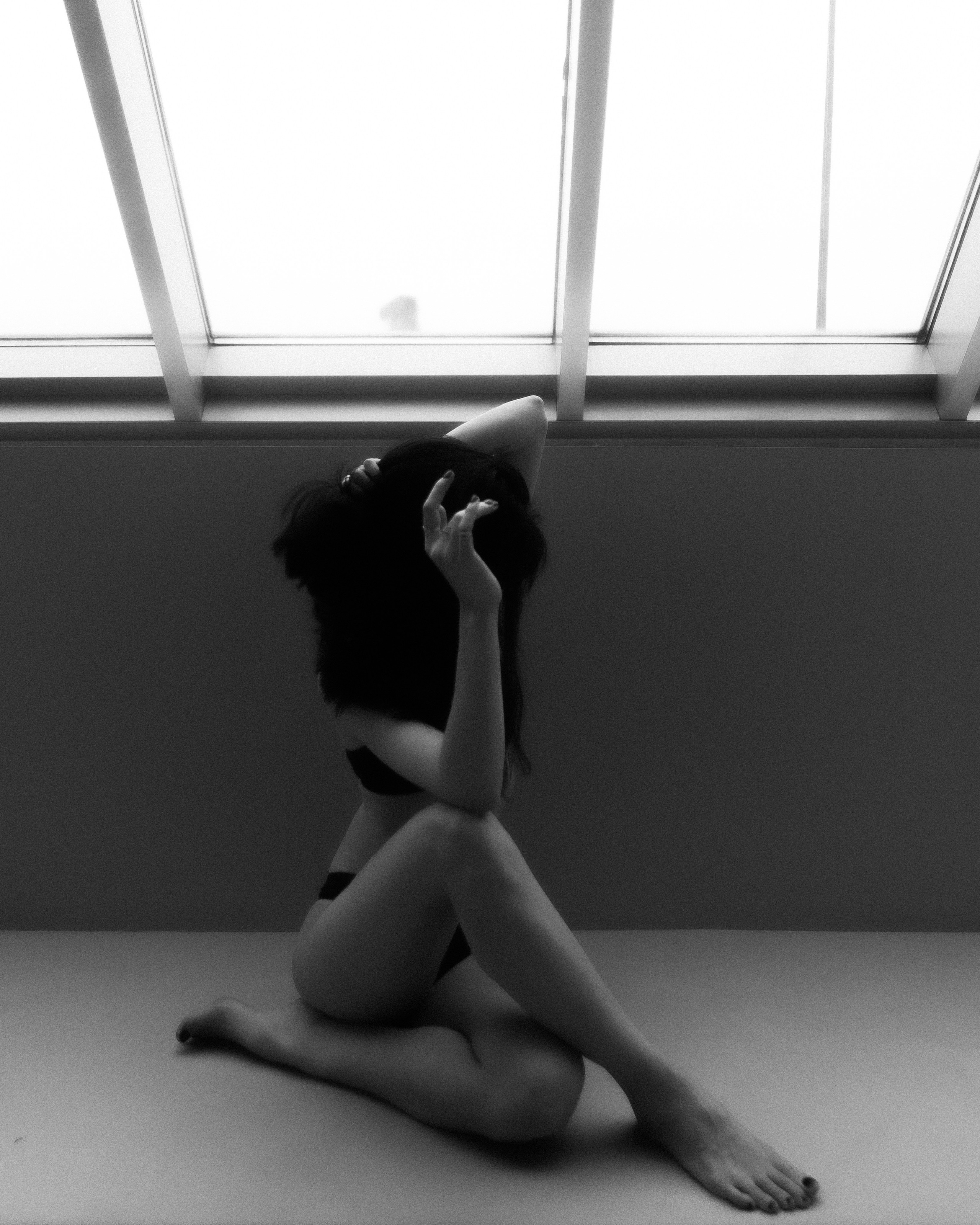 Художественная фотография тела без лица, эстетика минимализма и света, чёрно-белый кадр