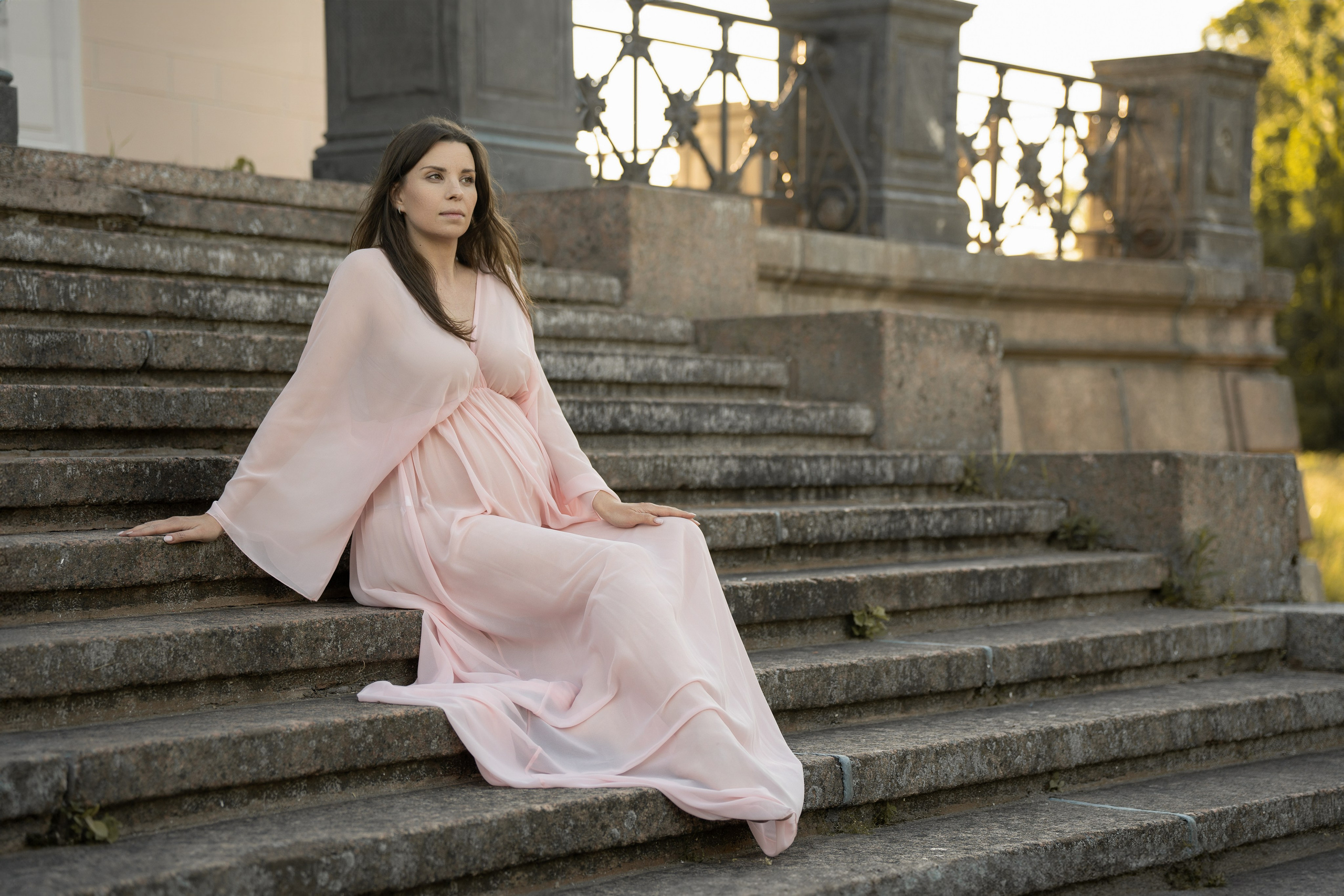 Фотосессия беременности у старинного особняка