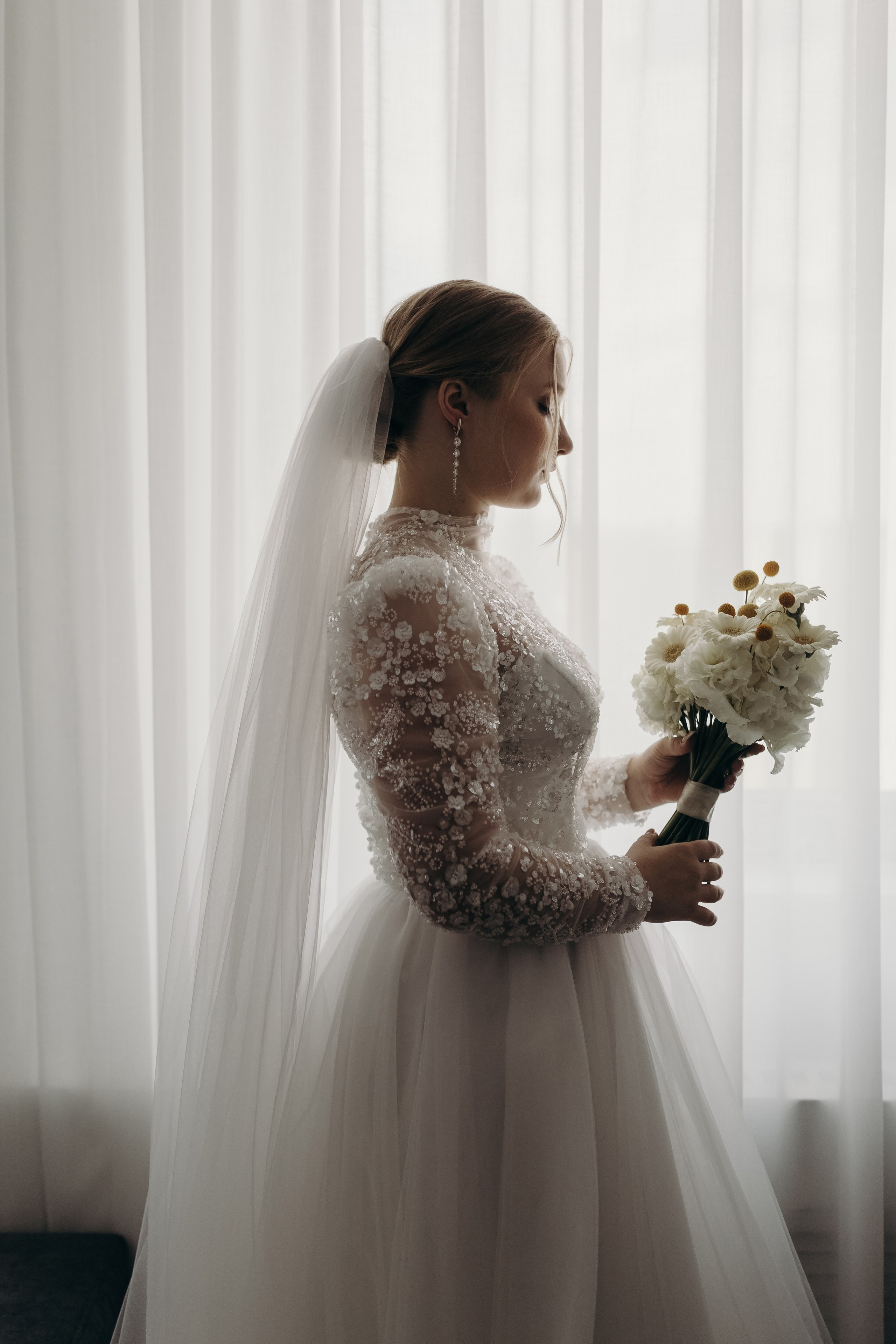 Невеста в свадебном платье с букетом, Организатор Красноярск