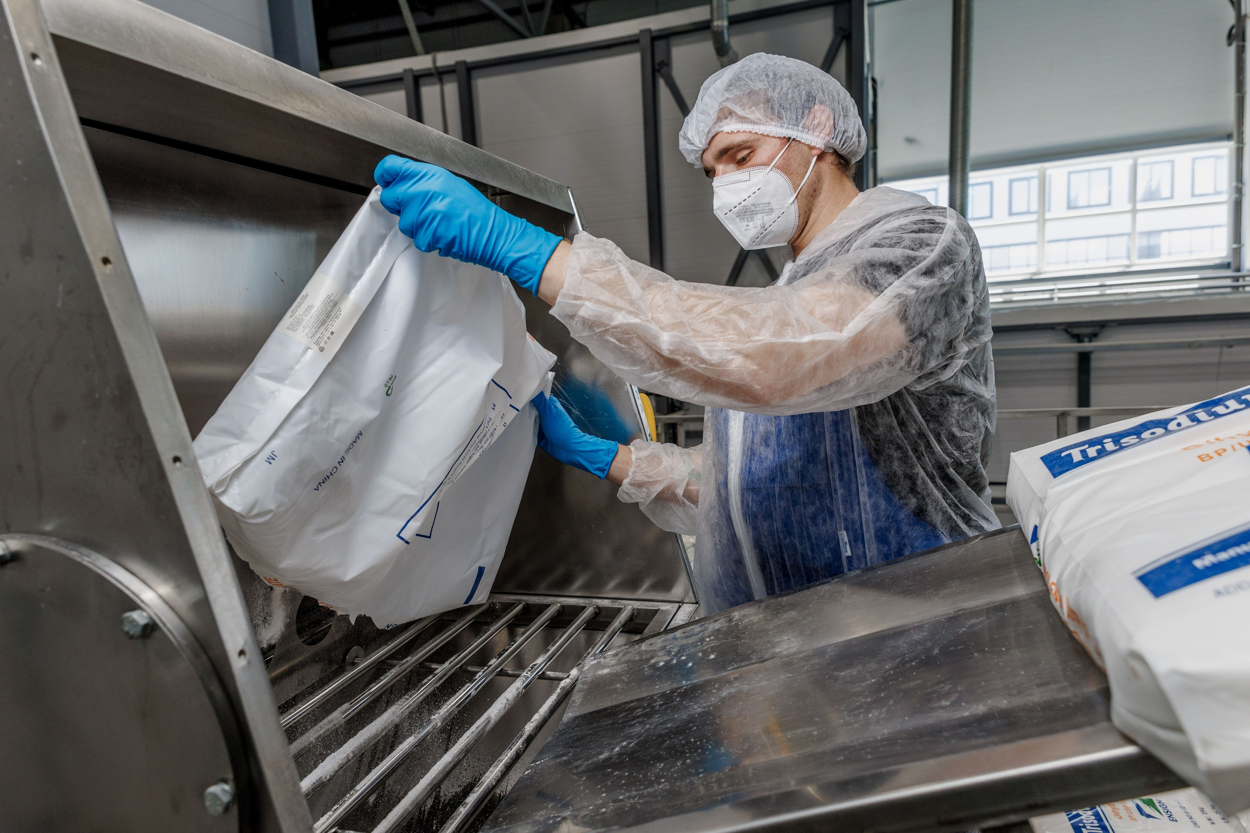 Процесс смешивания ингредиентов на пищевом производстве, технологический этап