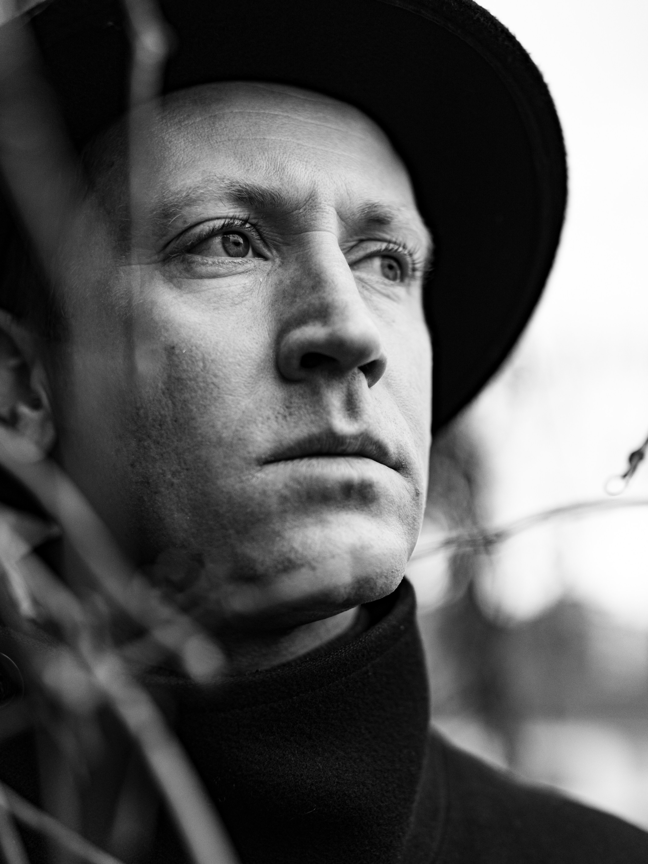 Крупный черно-белый портрет мужчины в шляпе