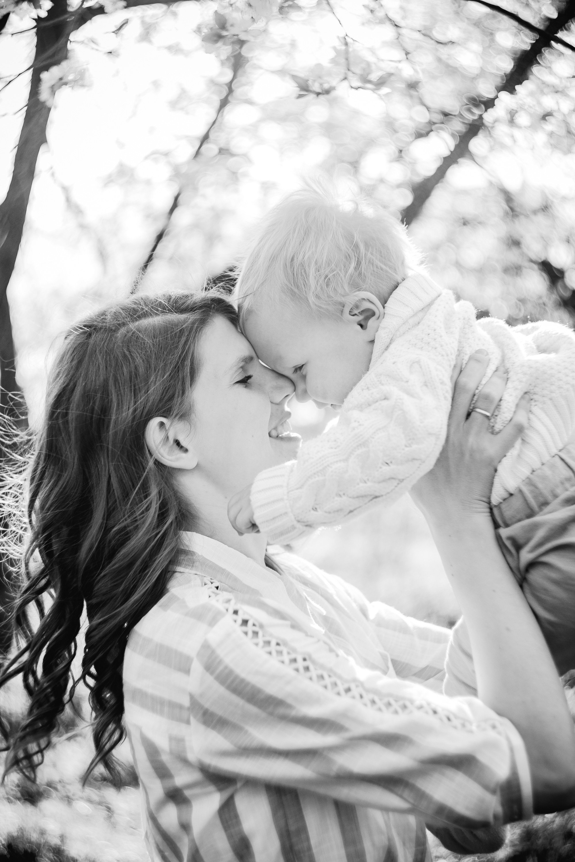 Семья в цветущем саду