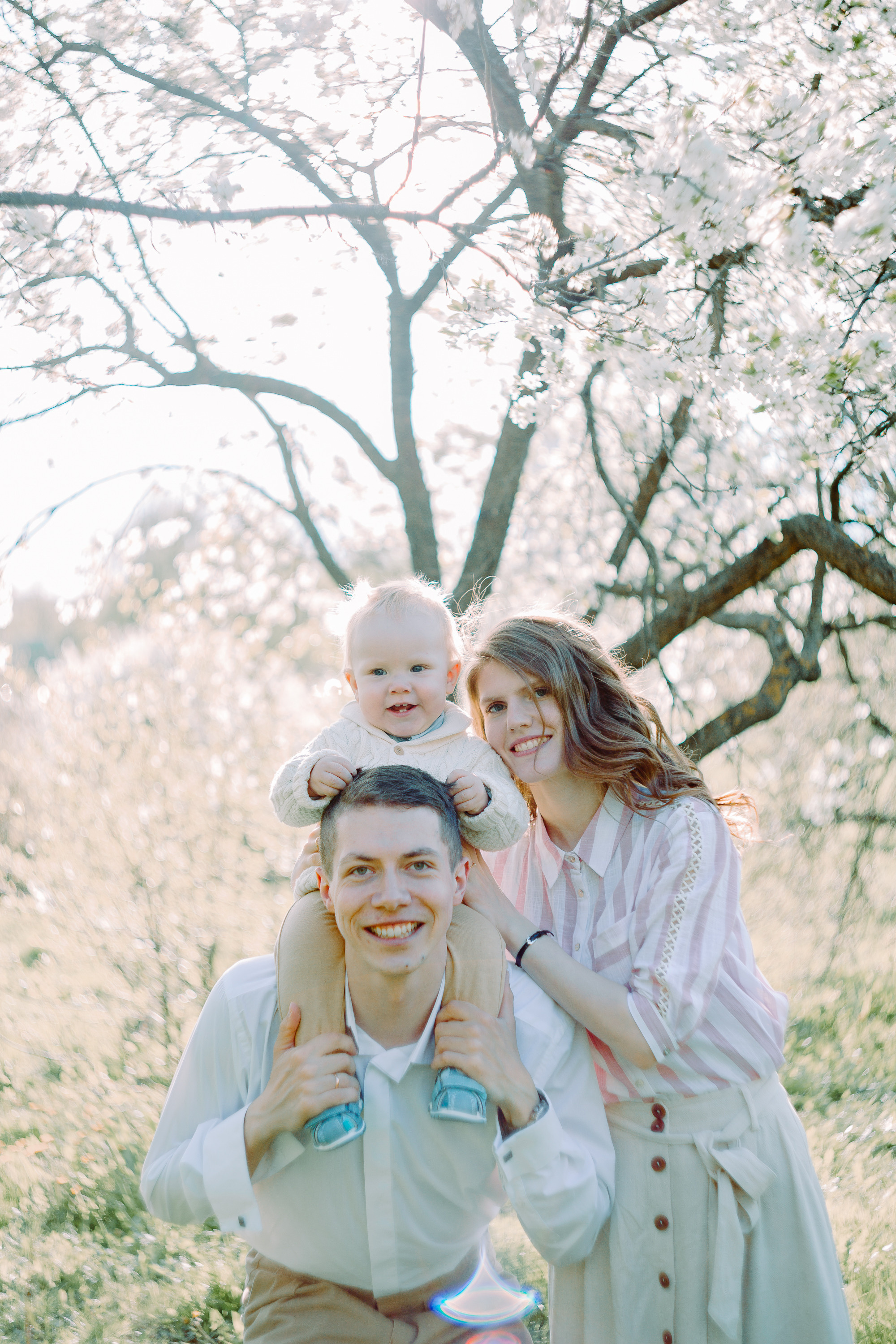 Семья в цветущем саду