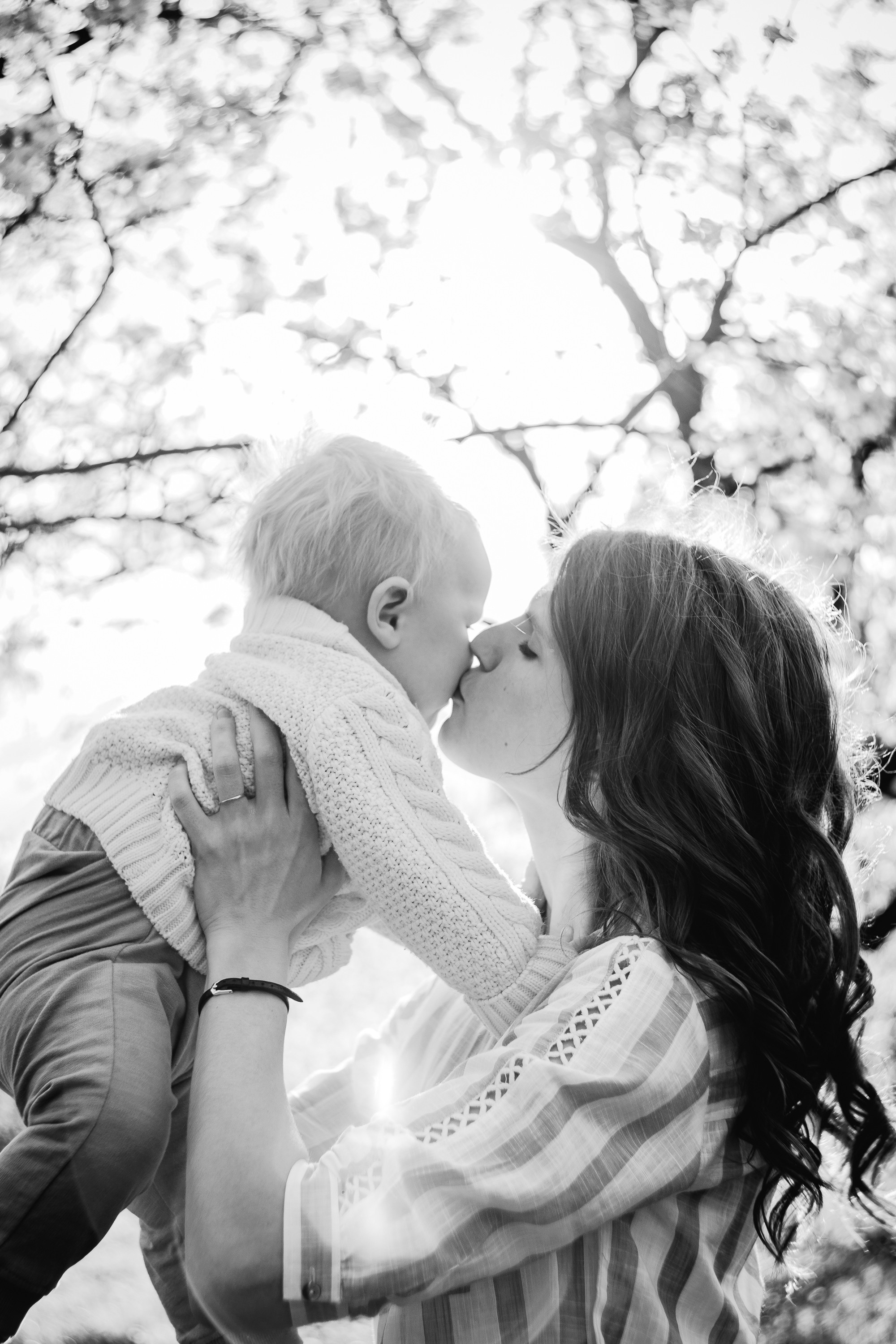 Семья в цветущем саду