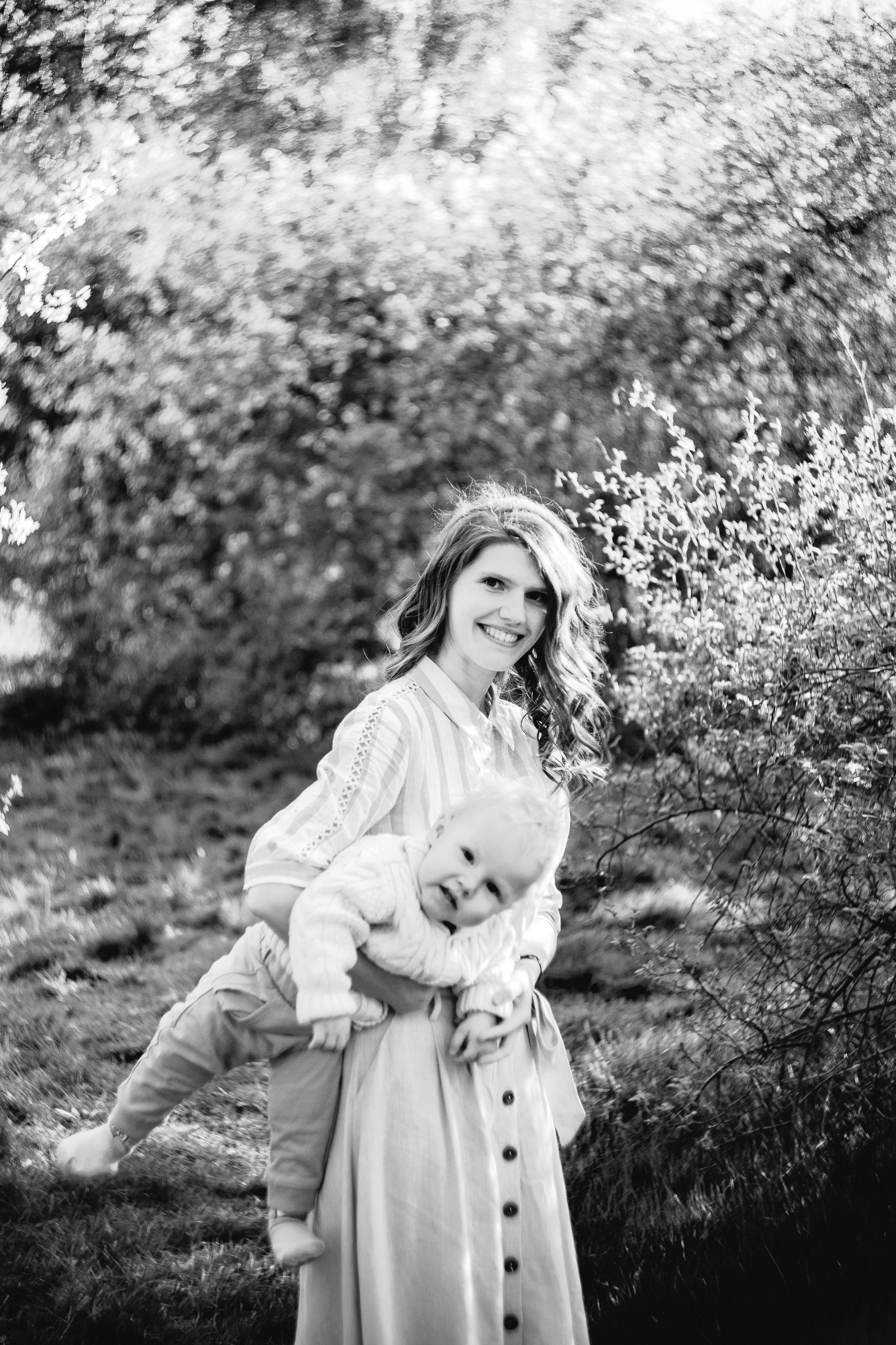 Семья в цветущем саду