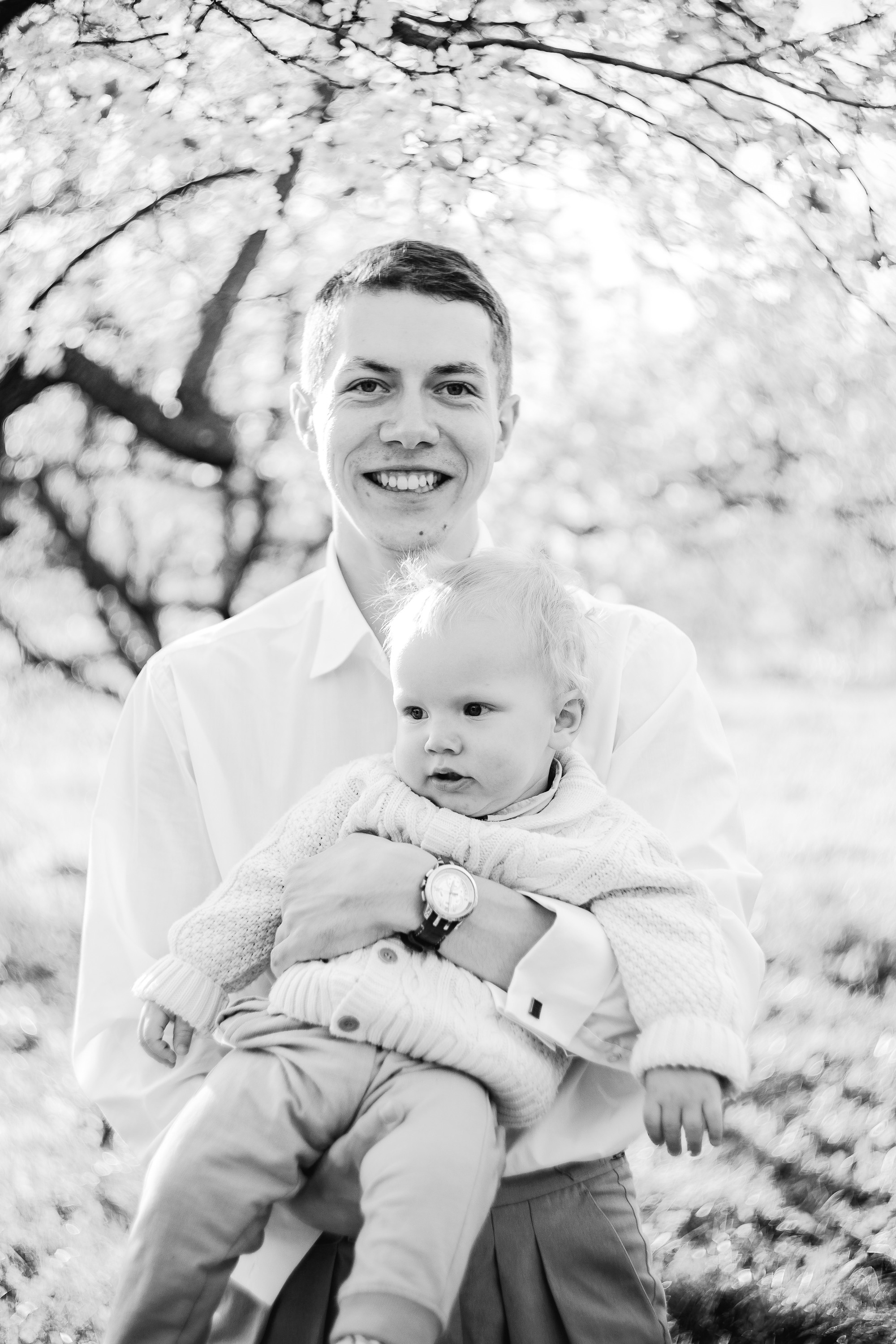 Семья в цветущем саду