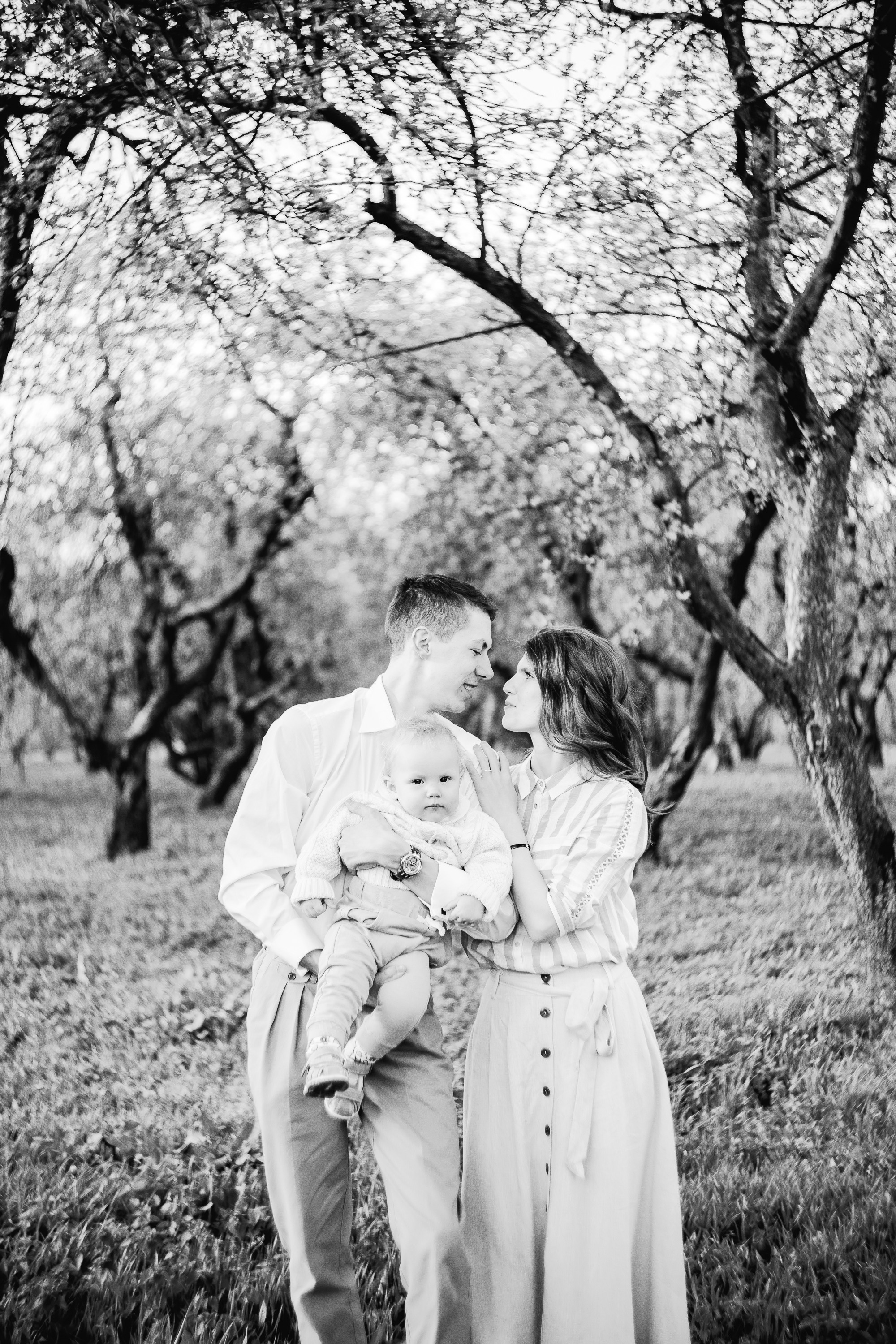 Семья в цветущем саду