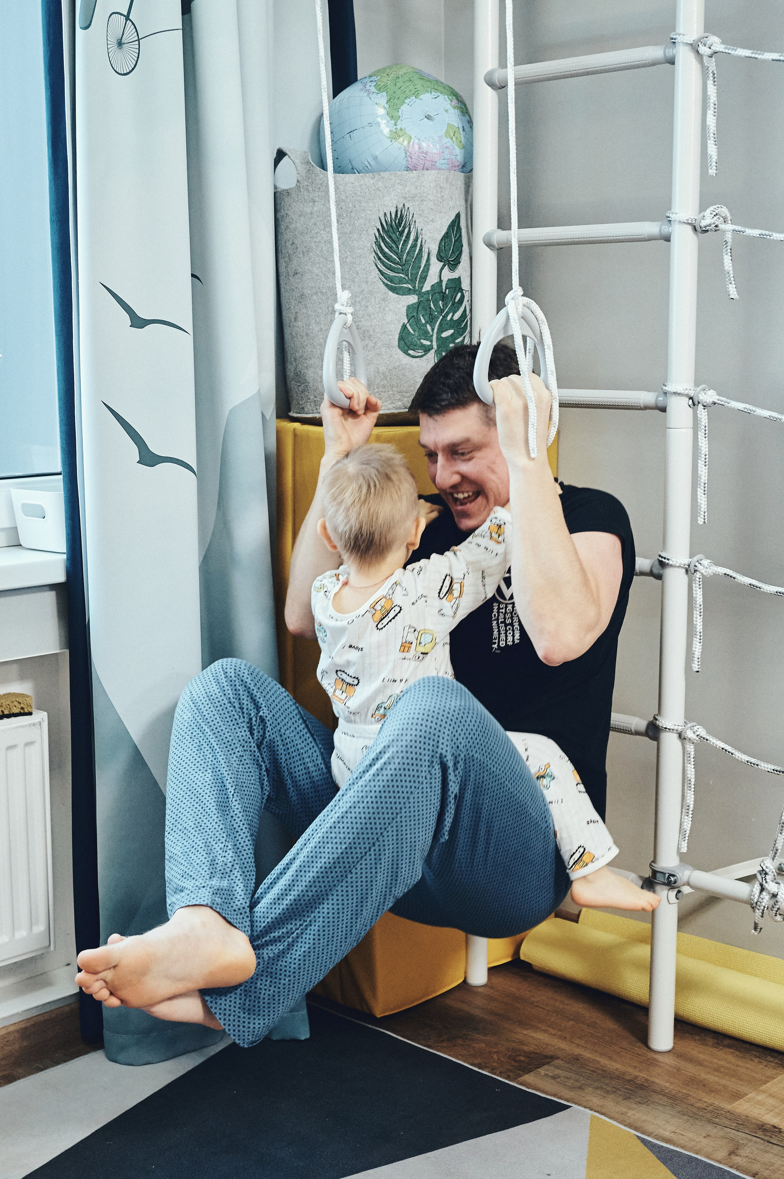 Папа играет с сыном в детской